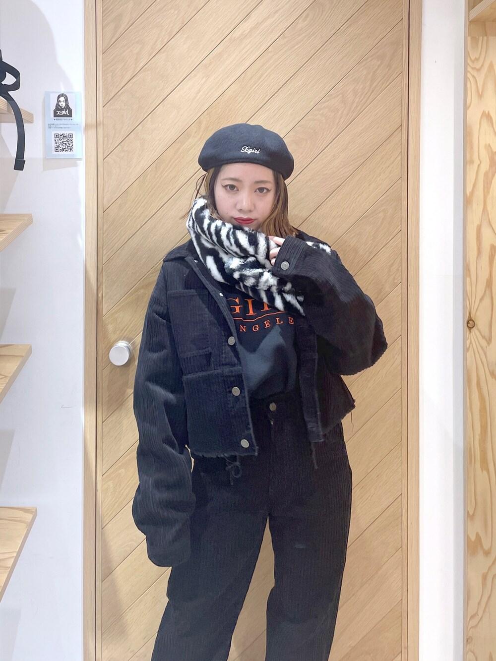 ブラック系のその他パンツ、ブラック系のニット/セーター、ブラック系のブルゾンを着用したレディースの秋コーディネートの3枚目の写真