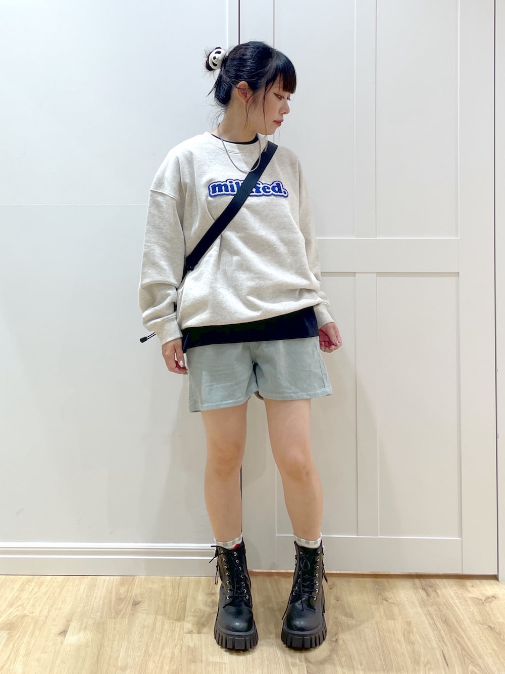 ブルー系のその他パンツ、ブラック系のTシャツ/カットソー、ベージュ系のスウェットを着用したレディースの秋コーディネートの2枚目の写真
