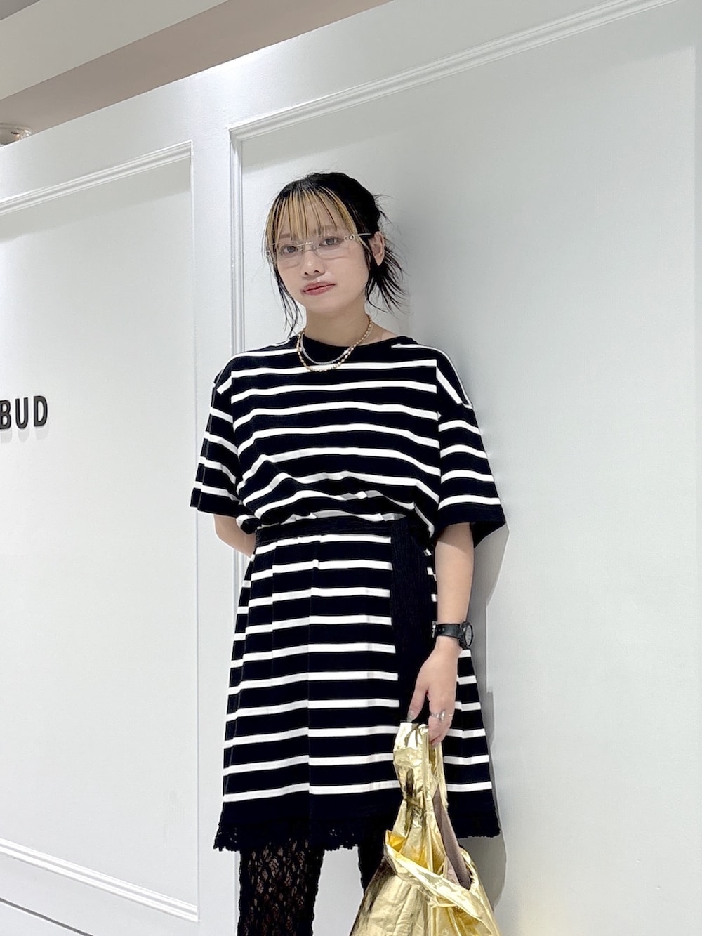 ブラック系のワンピース、ブラック系のその他パンツ、ブラック系のサンダルを着用したレディースの夏コーディネートの4枚目の写真