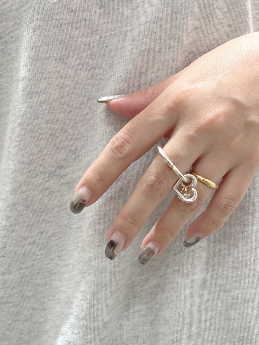 ブラック系のブーツ、ブラック系のショルダーバッグ、ベージュ系のTシャツ/カットソーを着用したレディースの春コーディネートの4枚目の写真