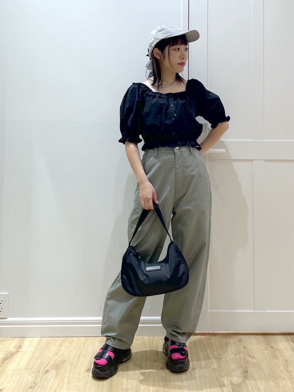 ブラック系のシャツ/ブラウス、グリーン系のその他パンツ、ブラック系のサンダルを着用したレディースの夏コーディネートの4枚目の写真