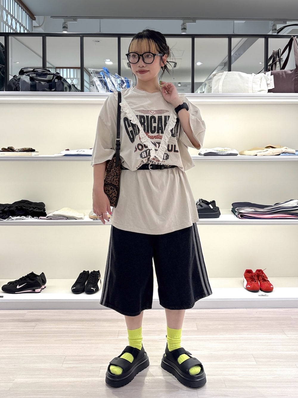ブラック系のその他パンツ、ベージュ系のTシャツ/カットソー、ブラウン系のショルダーバッグを着用したレディースの夏コーディネートの2枚目の写真