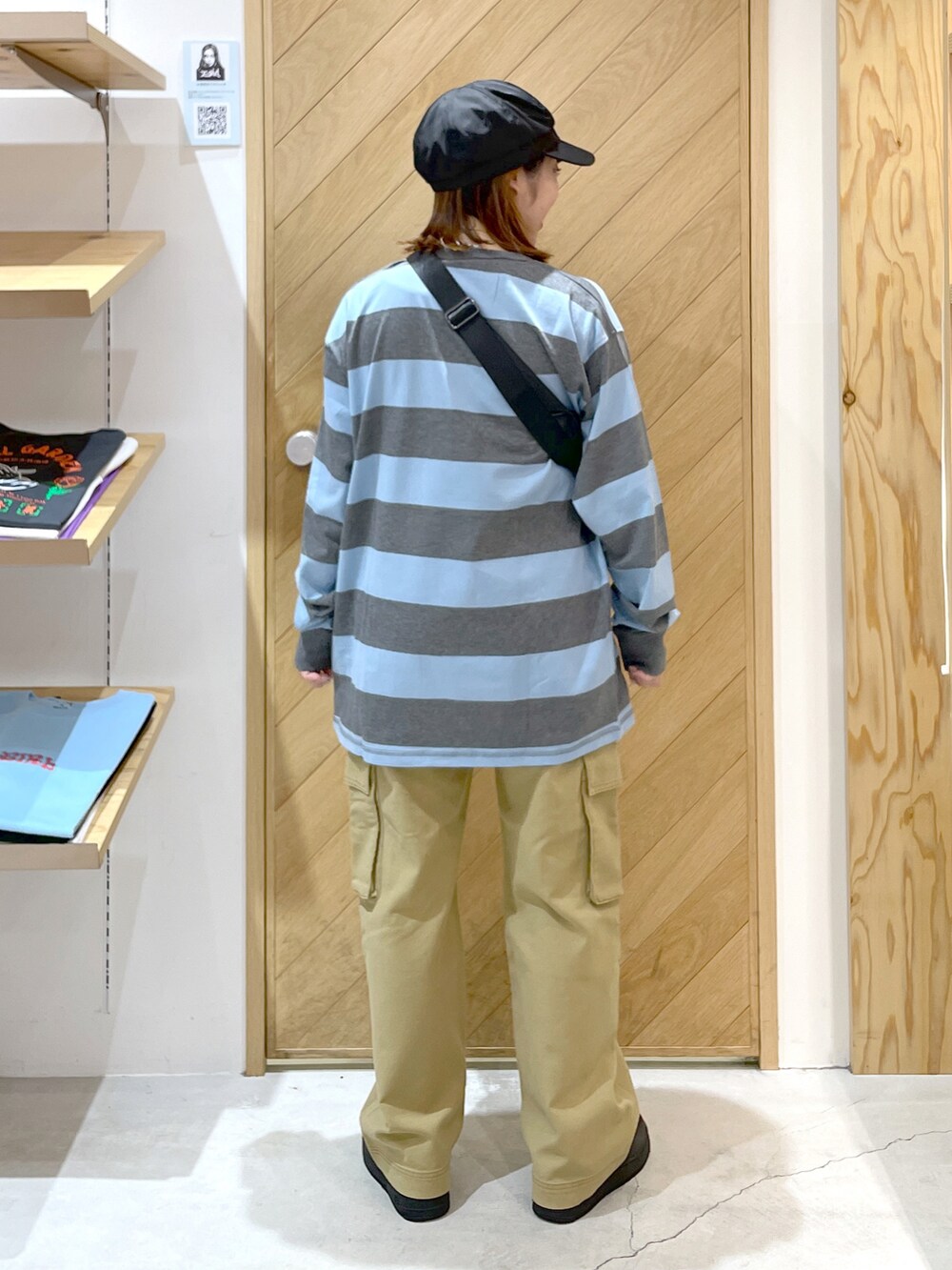 ベージュ系のカーゴパンツ、ブラック系のスニーカー、ブルー系のTシャツ/カットソーを着用したレディースの秋コーディネートの3枚目の写真