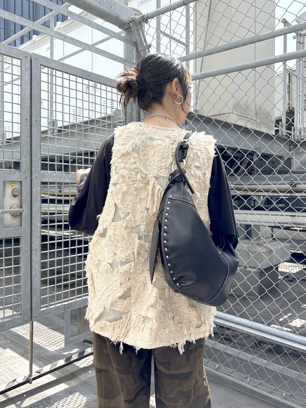 ブラック系のブーツ、その他のその他パンツ、ベージュ系のベストを着用したレディースの春コーディネートの5枚目の写真