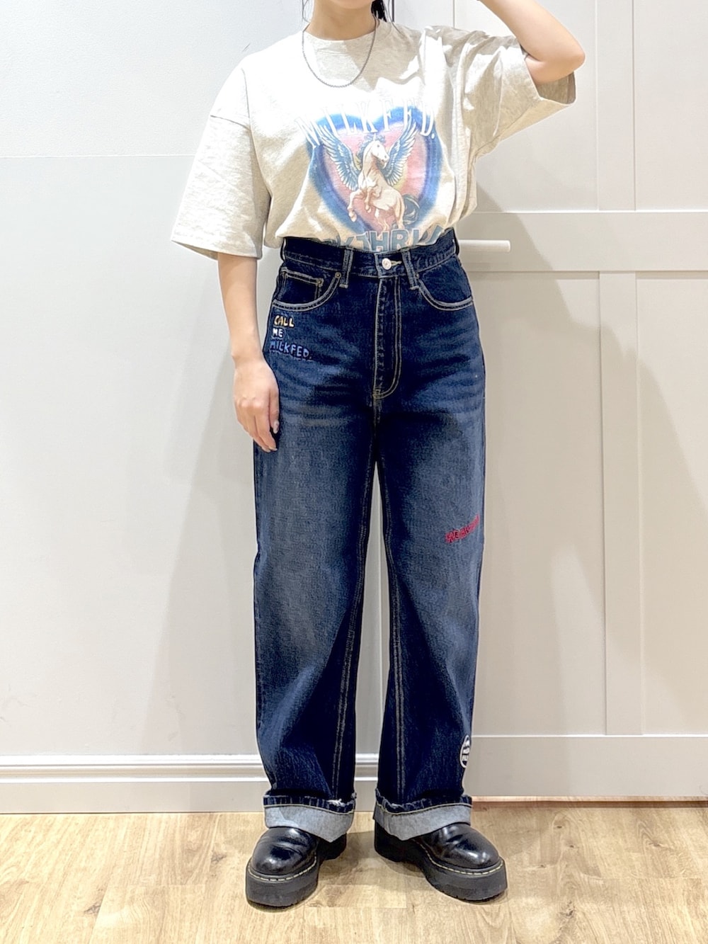 ブラック系のブーツ、ブルー系のデニムパンツ、ホワイト系のパーカーを着用したレディースの春コーディネートの8枚目の写真