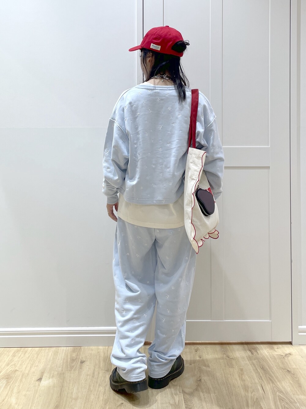 ホワイト系のトートバッグ、ブルー系のスウェット、ホワイト系のTシャツ/カットソーを着用したレディースの秋コーディネートの4枚目の写真