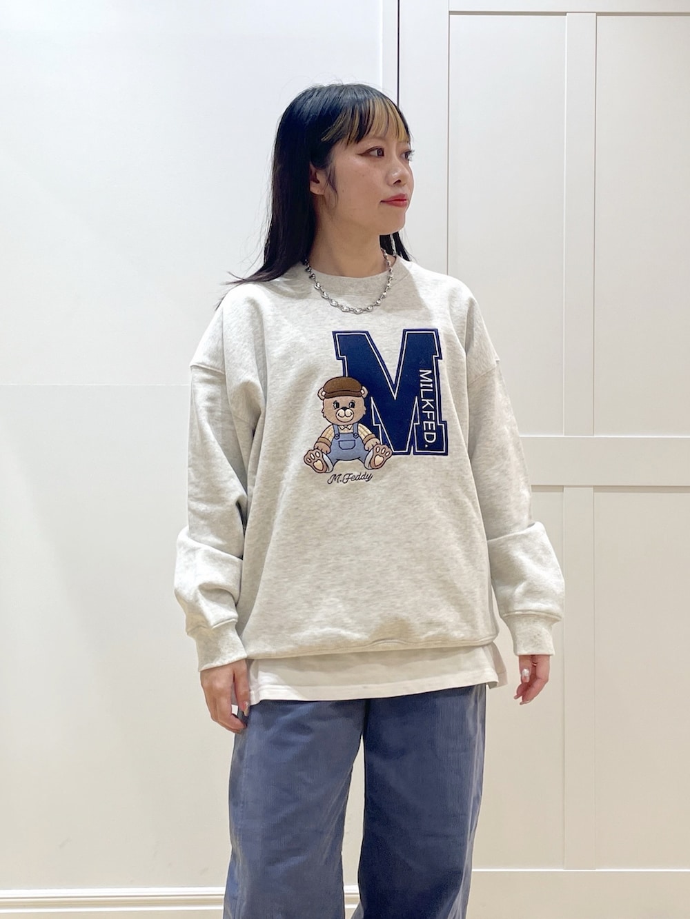 ブラック系のブーツ、ブルー系のその他パンツ、ブラック系のマウンテンパーカーを着用したレディースの冬コーディネートの5枚目の写真