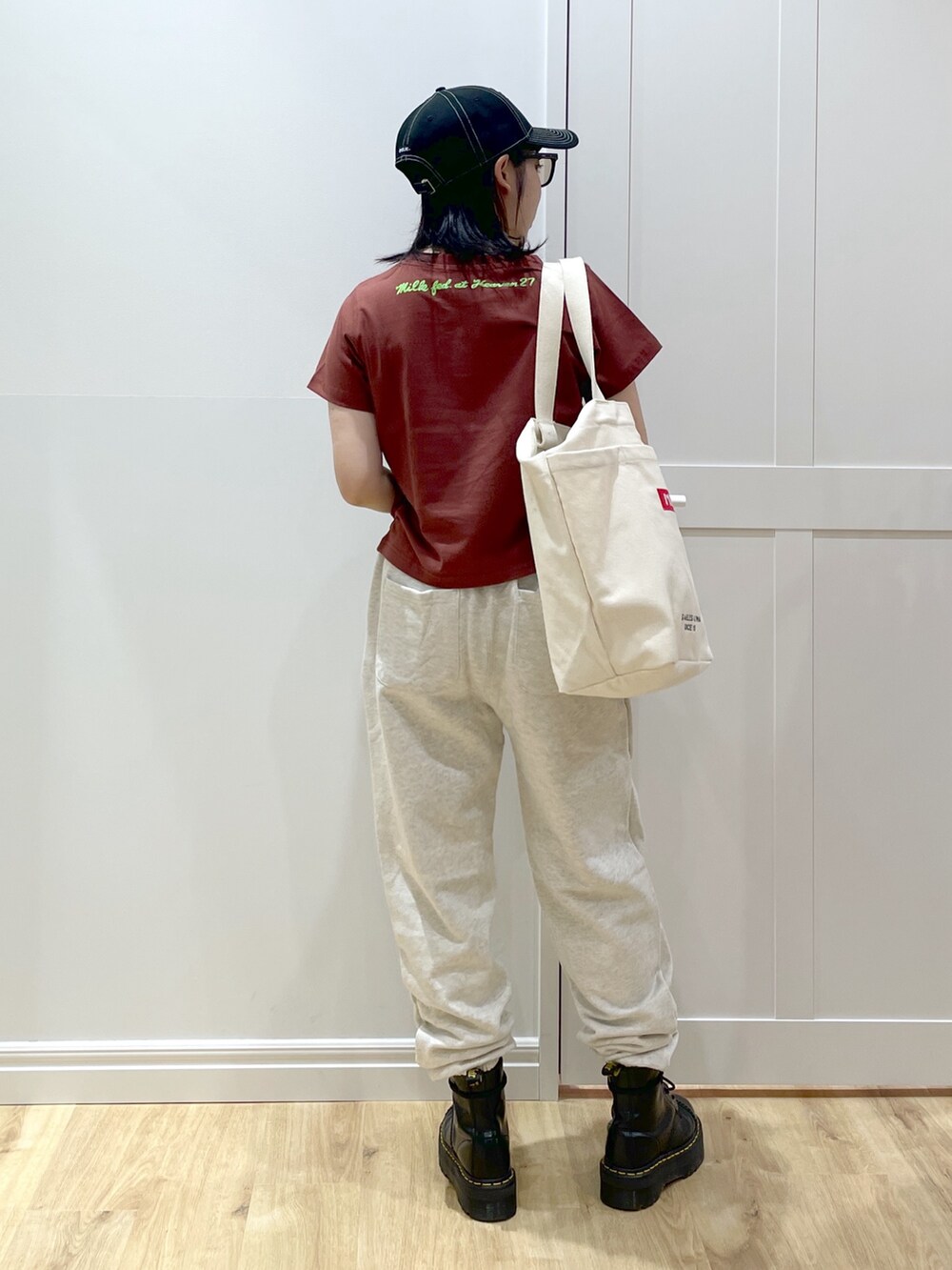 ベージュ系のスウェットパンツ、ブラック系のブーツ、ブラウン系のTシャツ/カットソーを着用したレディースの夏コーディネートの3枚目の写真