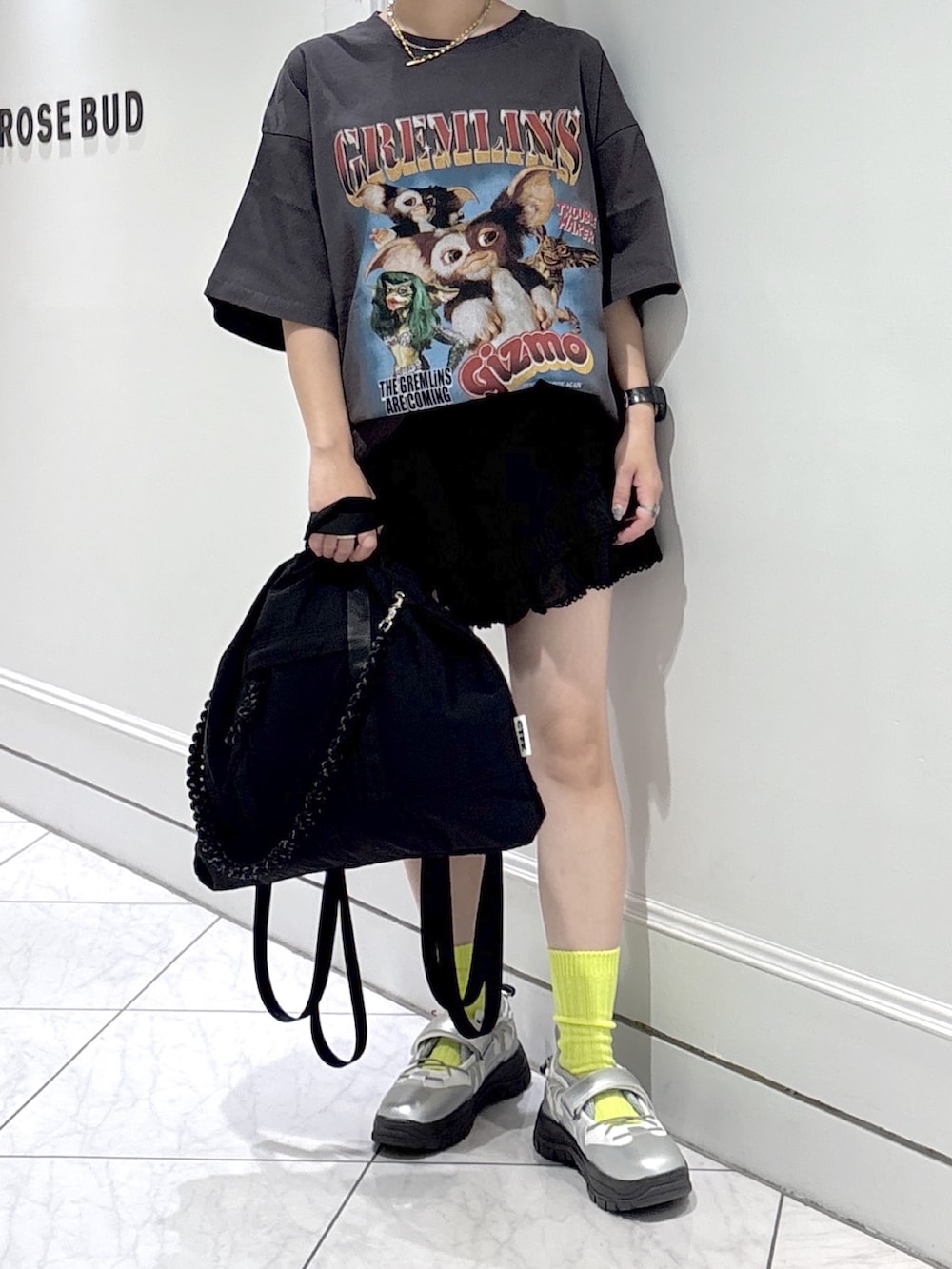 グレー系のTシャツ/カットソー、シルバー系のスニーカー、ブラック系のその他パンツを着用したレディースの夏コーディネートの4枚目の写真