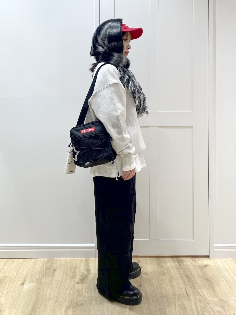 ホワイト系のTシャツ/カットソー、ベージュ系のスウェット、ブラック系のスウェットパンツを着用したレディースの秋コーディネートの3枚目の写真