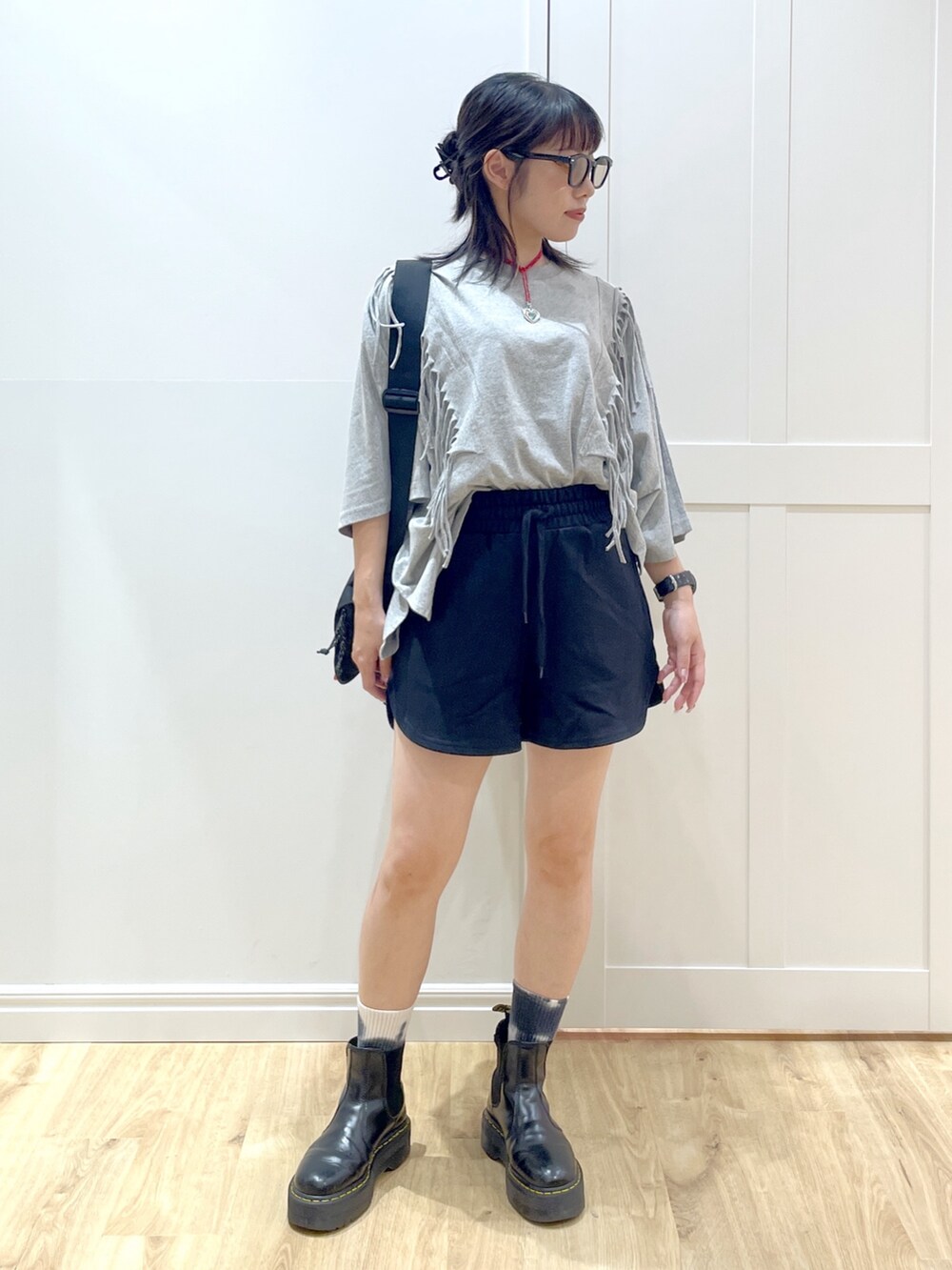 ブラック系のブーツ、ブラック系のスウェットパンツ、グレー系のTシャツ/カットソーを着用したレディースの夏コーディネートの4枚目の写真