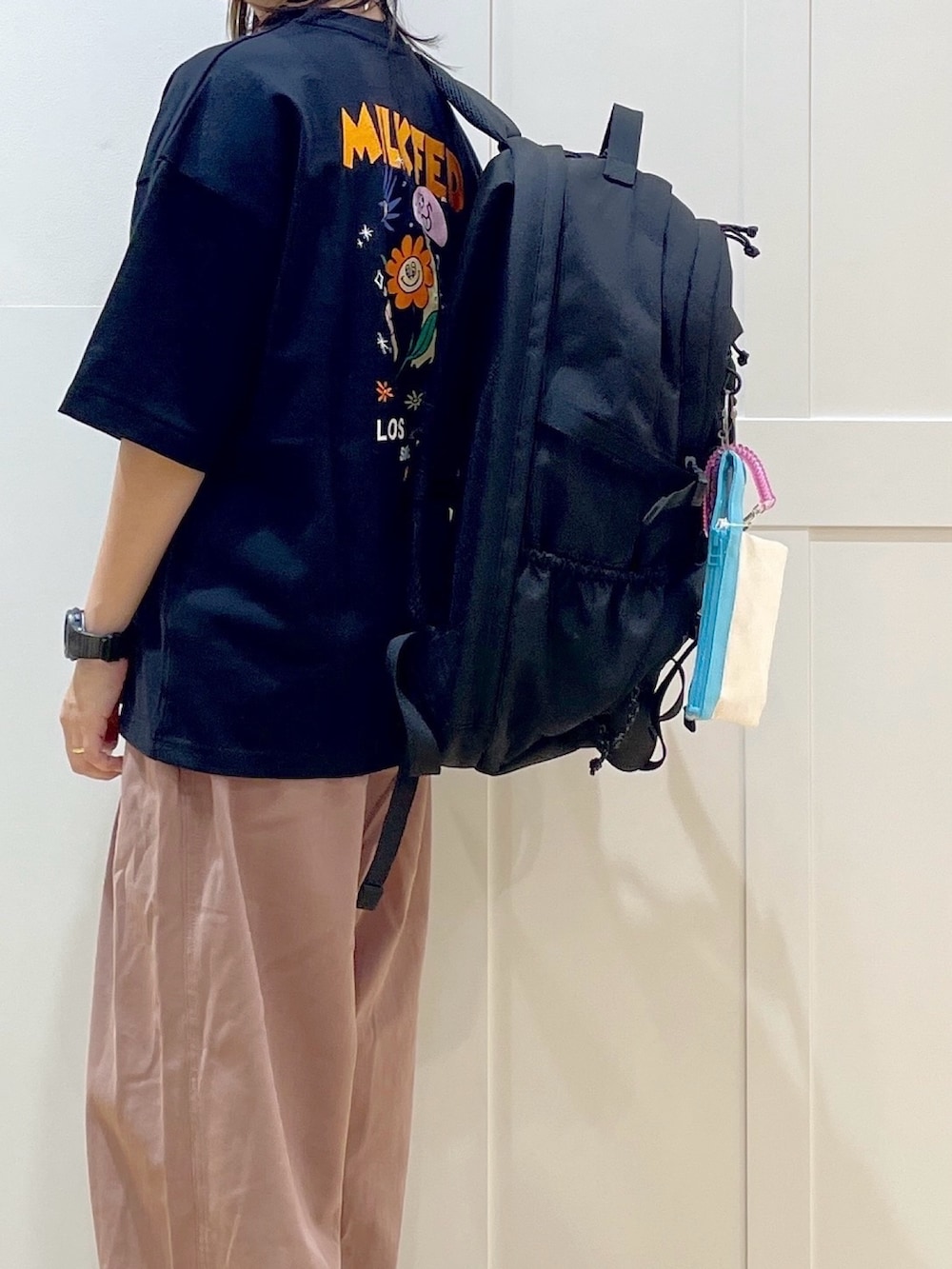 ベージュ系のその他パンツ、ブラック系のTシャツ/カットソー、ブラック系のバックパック/リュックを着用したレディースの夏コーディネートの8枚目の写真