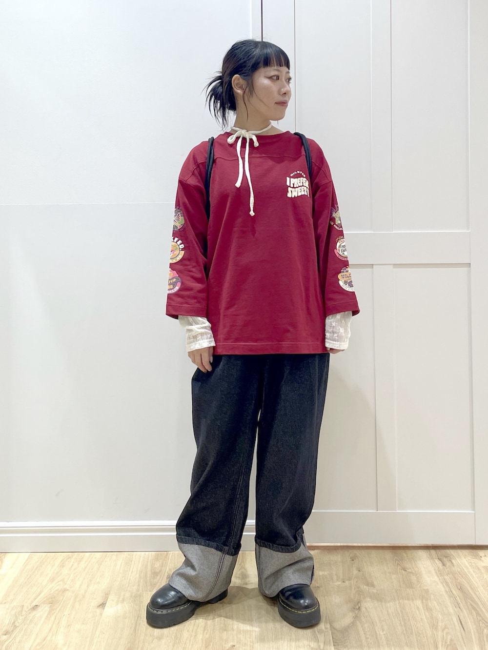 ブルー系のデニムパンツ、レッド系のTシャツ/カットソー、ホワイト系のTシャツ/カットソーを着用したレディースの秋コーディネートの2枚目の写真