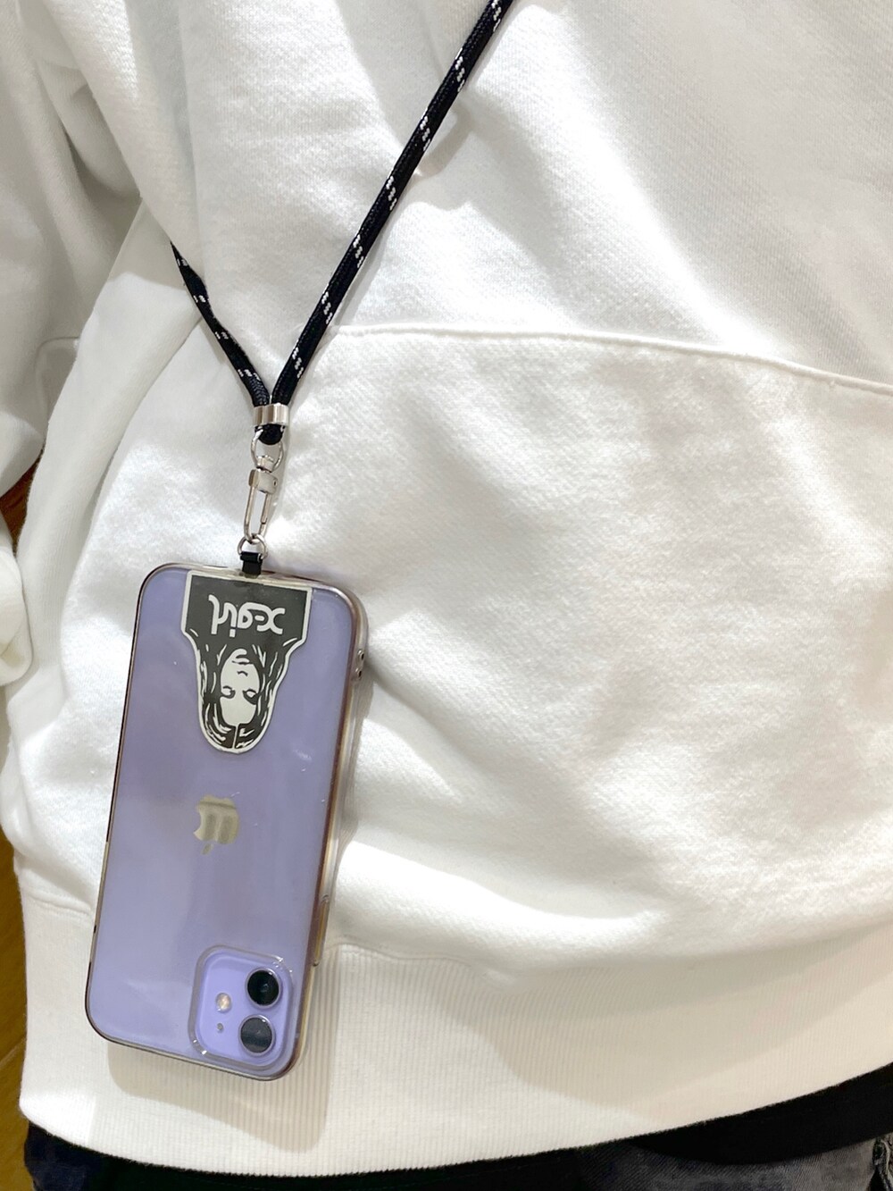 ホワイト系のパーカー、ブラック系のカーゴパンツ、ブラック系のブーツを着用したレディースの冬コーディネートの4枚目の写真