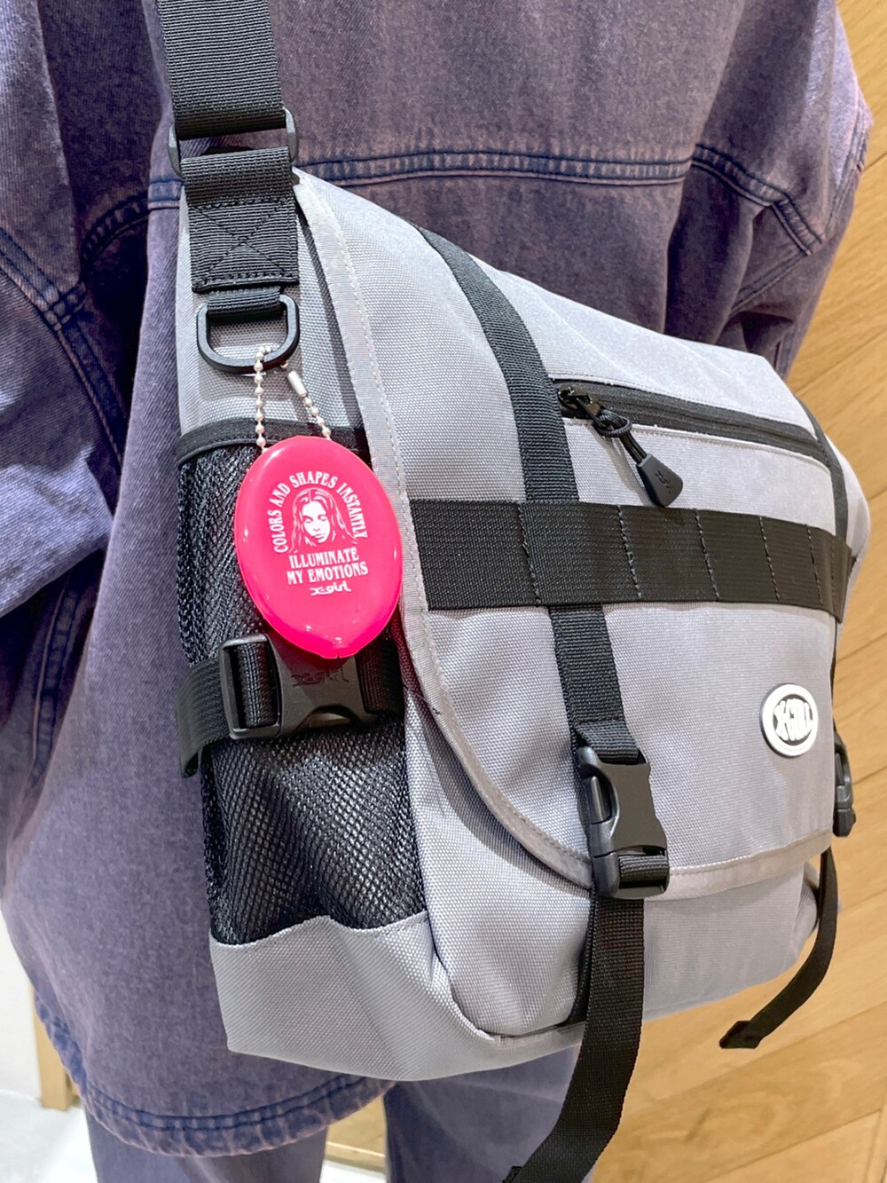 パープル系のデニムジャケット、パープル系のデニムパンツ、ブラック系のブーツを着用したレディースの冬コーディネートの5枚目の写真