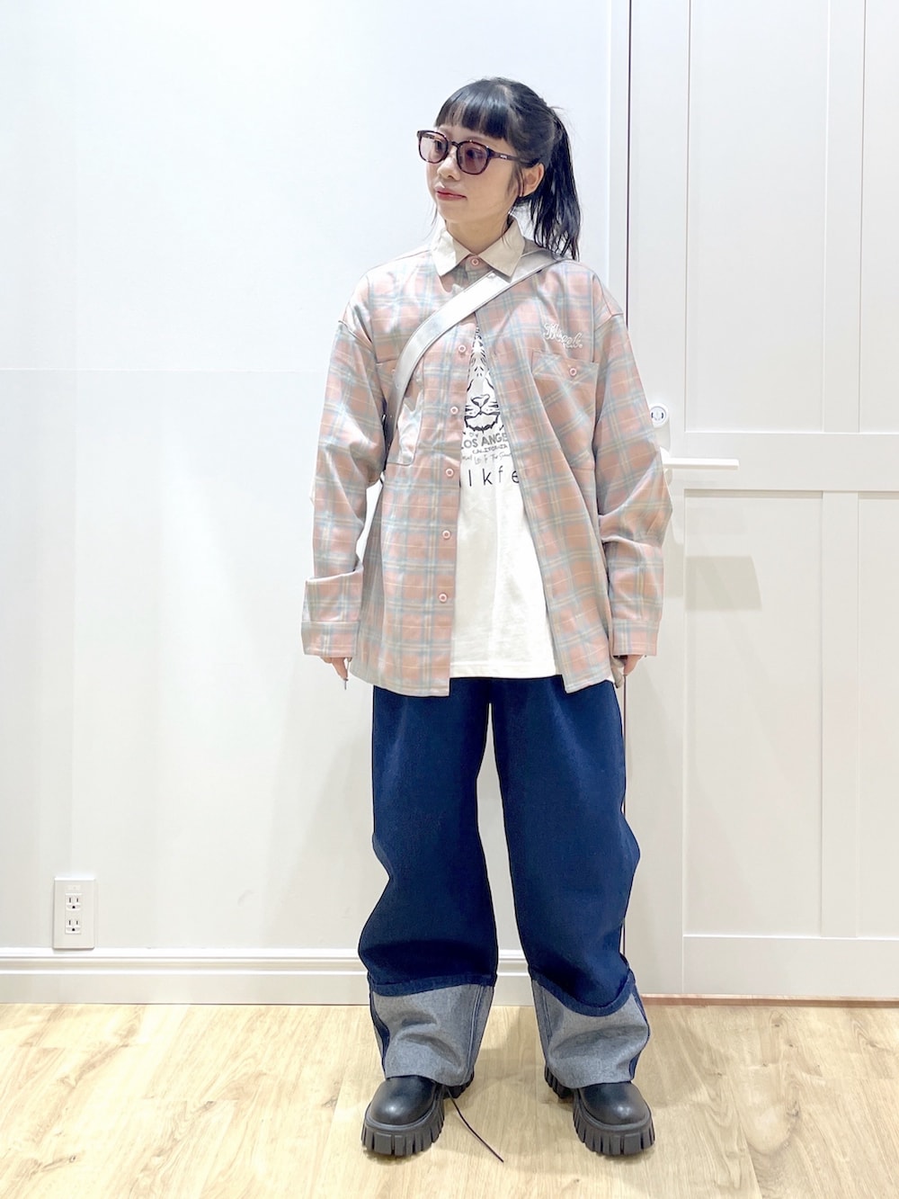 ブルー系のデニムパンツ、ピンク系のシャツ/ブラウス、シルバー系のショルダーバッグを着用したレディースの秋コーディネートの7枚目の写真