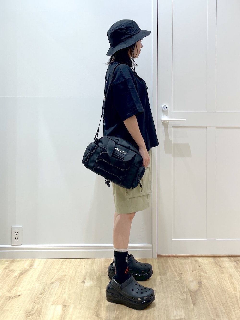 ブラック系のサンダル、レッド系のショルダーバッグ、ブラック系のTシャツ/カットソーを着用したレディースの夏コーディネートの3枚目の写真