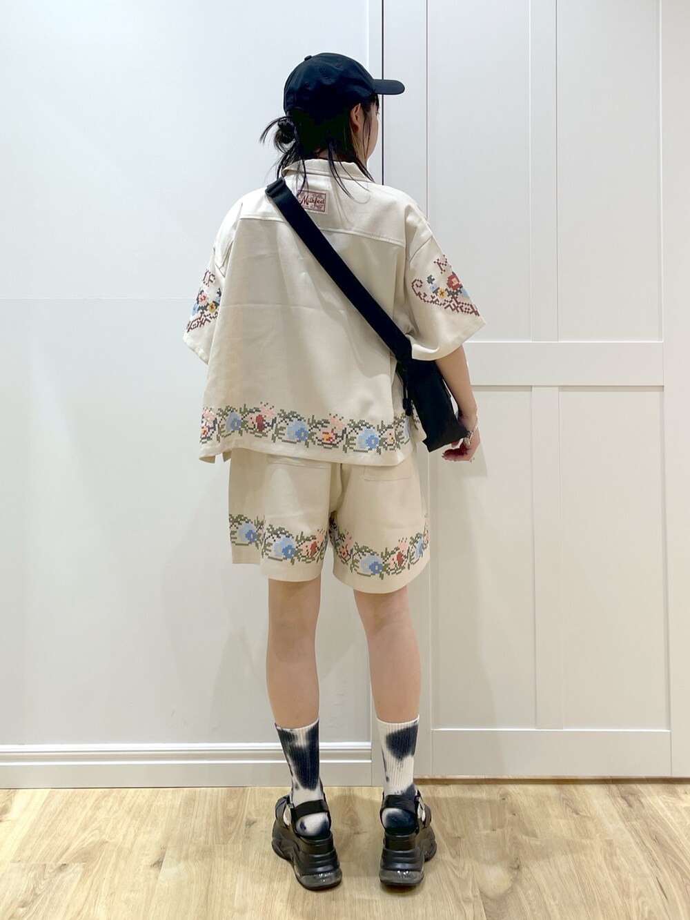 ホワイト系のシャツ/ブラウス、ホワイト系のその他パンツ、ブラック系のサンダルを着用したレディースの夏コーディネートの3枚目の写真