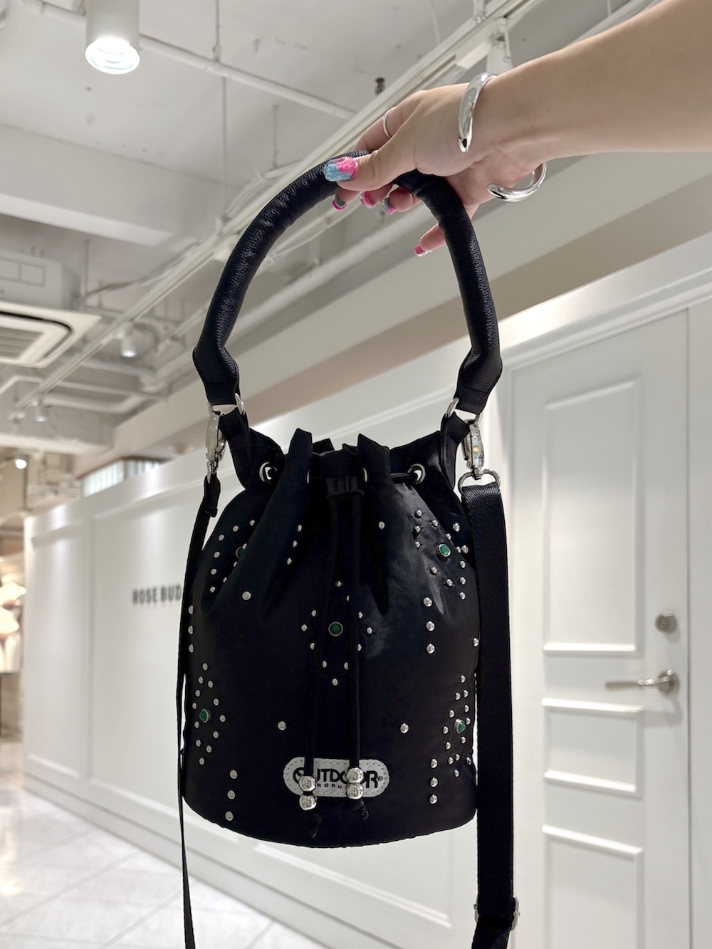 ホワイト系のシャツ/ブラウス、グレー系のその他パンツ、ブラック系のタンクトップを着用したレディースの夏コーディネートの5枚目の写真