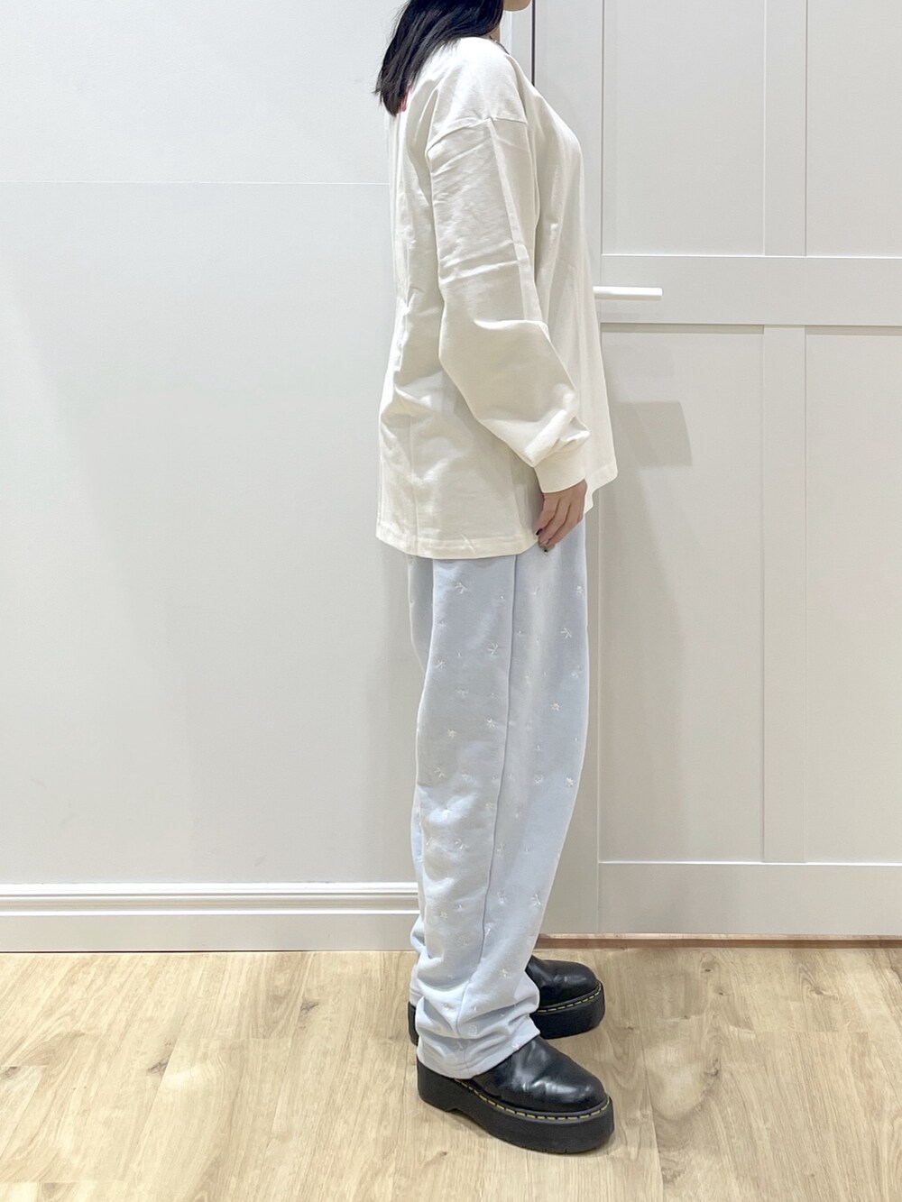 ブルー系のニット/セーター、ホワイト系のTシャツ/カットソー、ブルー系のスウェットパンツを着用したレディースの冬コーディネートの6枚目の写真