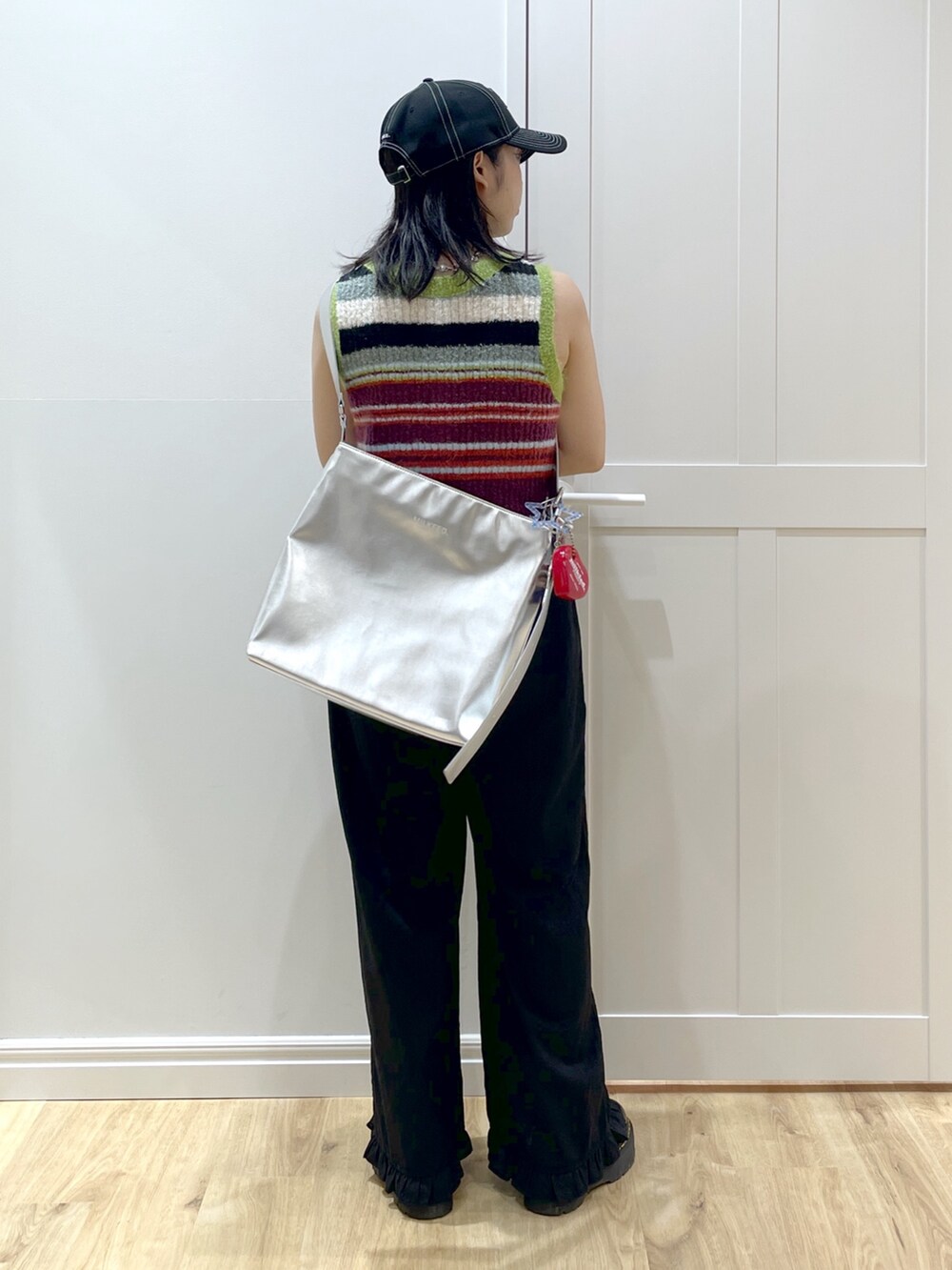 ブラック系のその他パンツ、パープル系のニット/セーター、ブラック系のブーツを着用したレディースの夏コーディネートの4枚目の写真