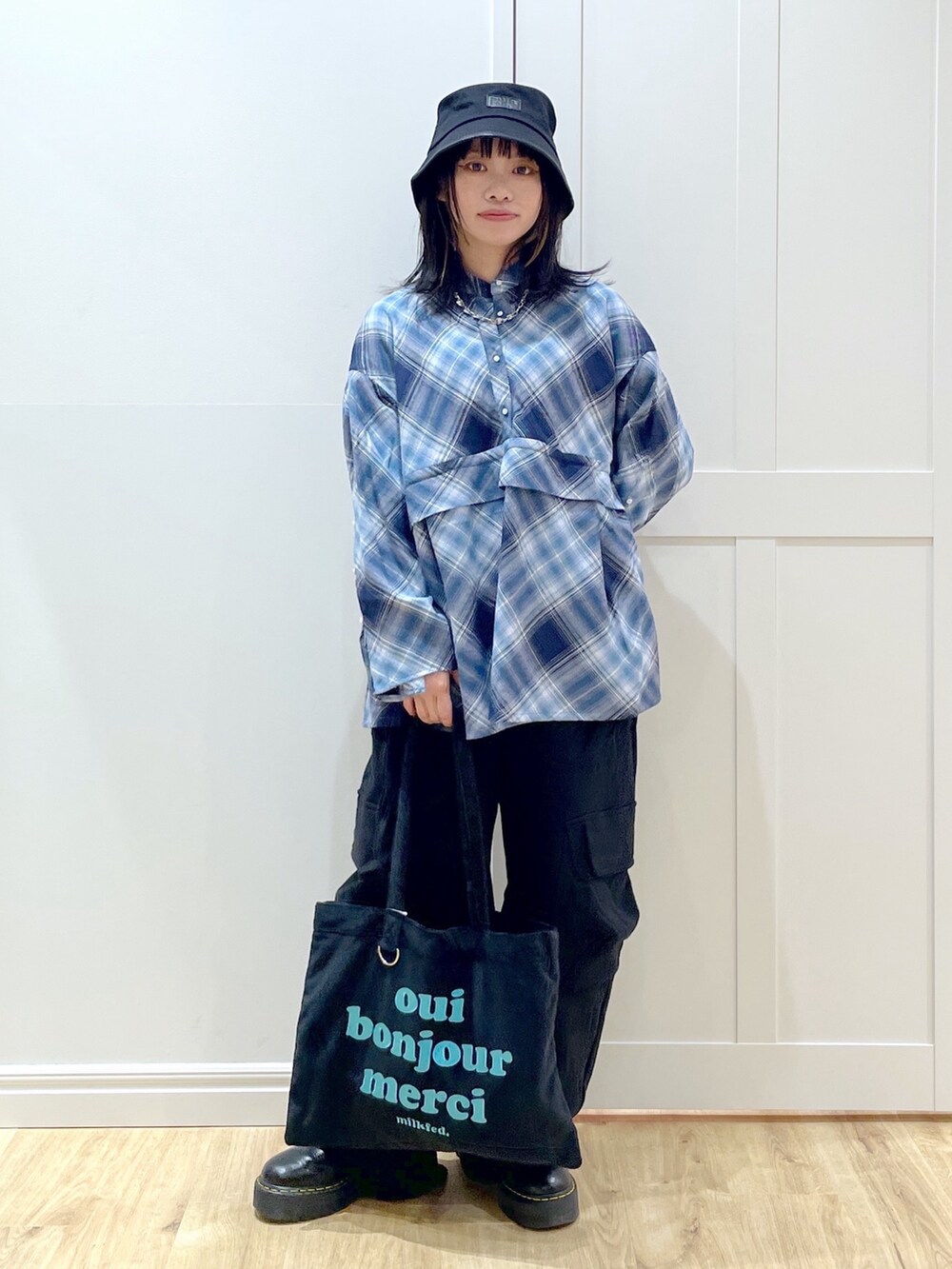 ブルー系のシャツ/ブラウス、ブラック系のスウェットパンツ、ブラック系のトートバッグを着用したレディースの秋コーディネートの2枚目の写真