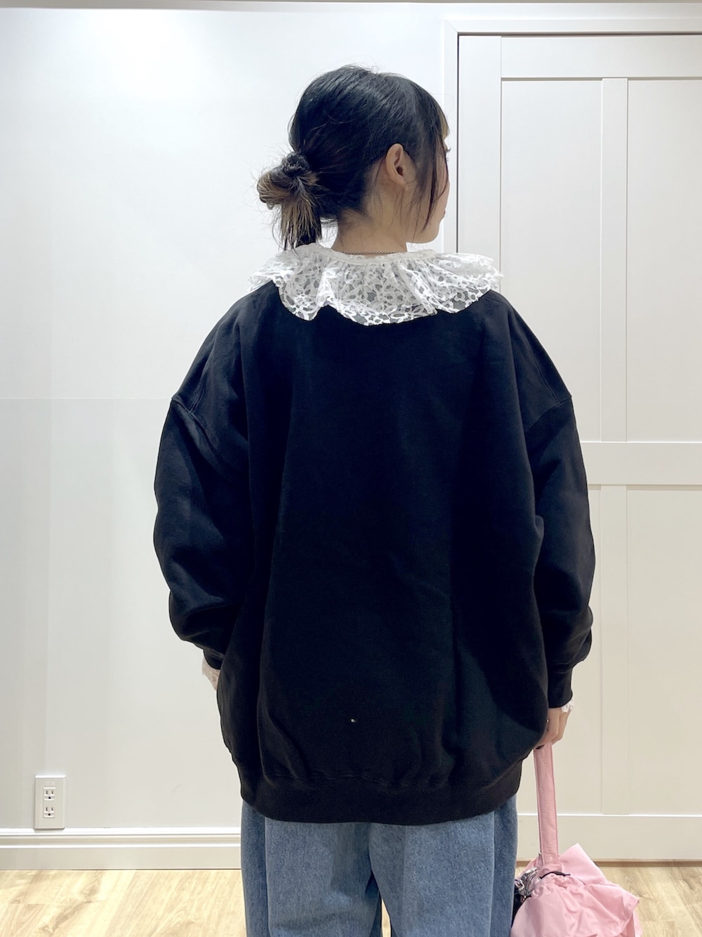 ブラック系のスウェット、ブルー系のデニムパンツ、ホワイト系のシャツ/ブラウスを着用したレディースの冬コーディネートの5枚目の写真