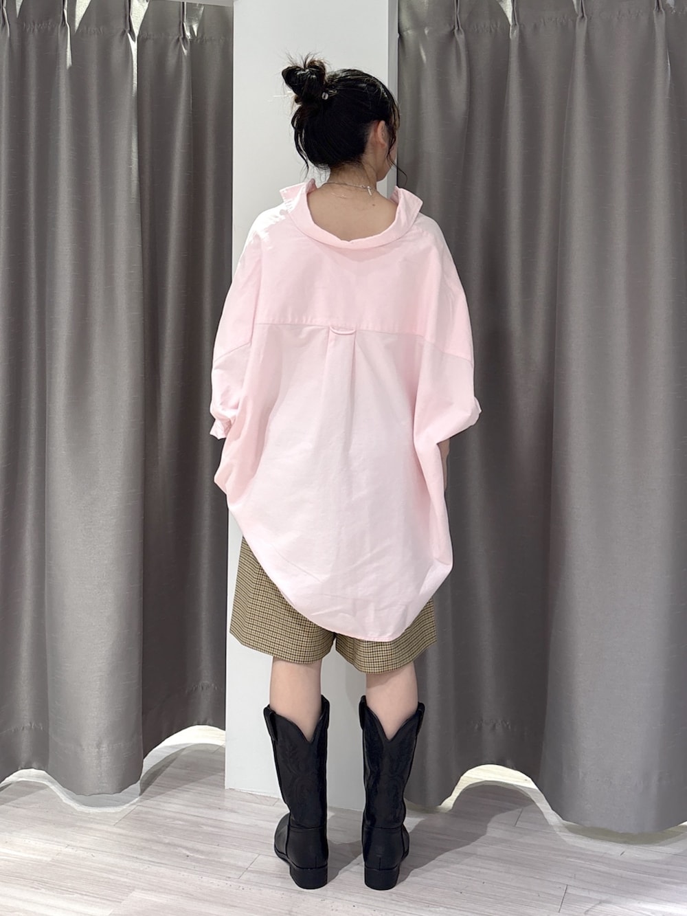 ベージュ系のその他パンツ、ピンク系のシャツ/ブラウス、ブラック系のブーツを着用したレディースの夏コーディネートの3枚目の写真