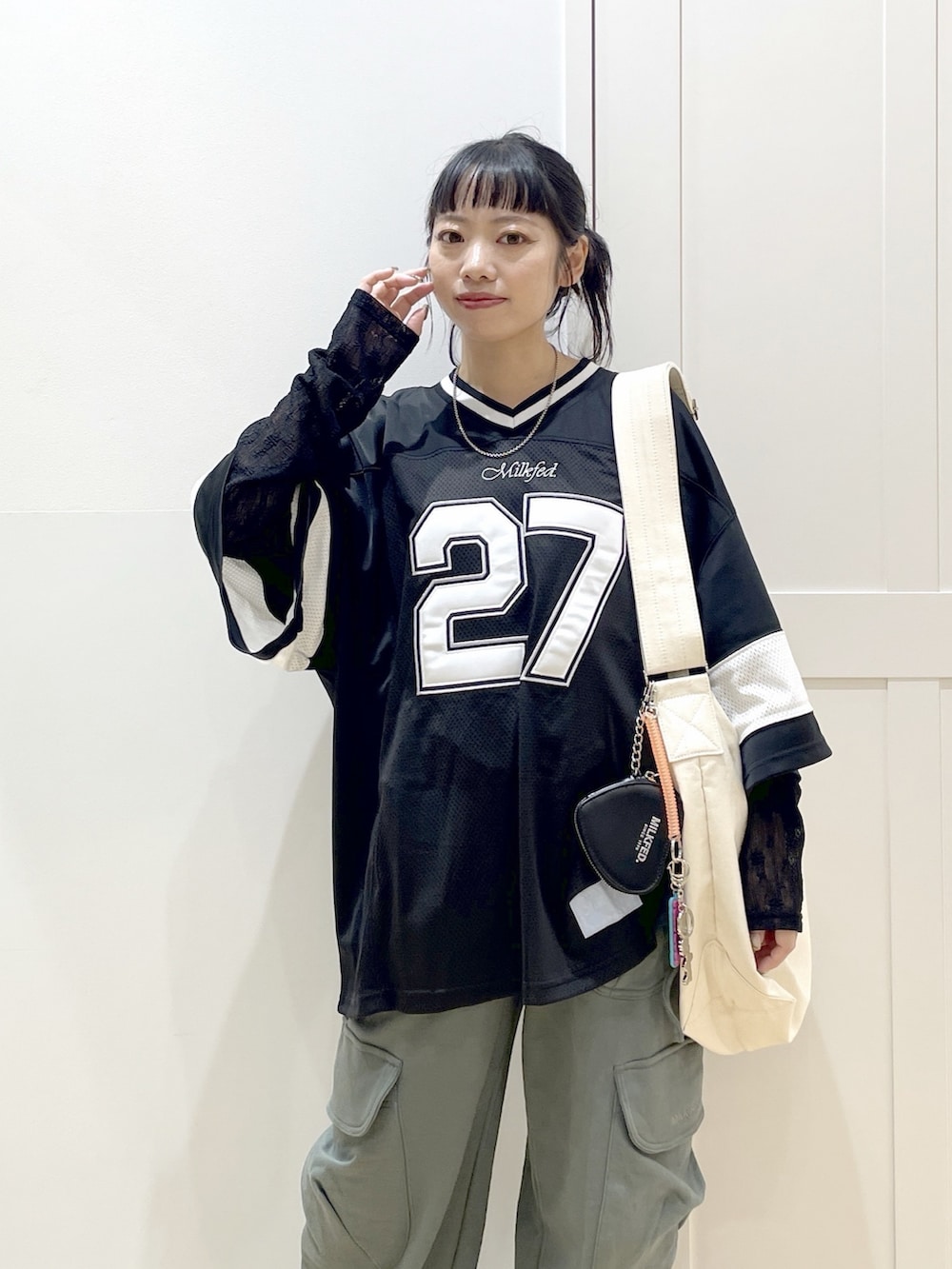 ブラック系のTシャツ/カットソー、グリーン系のスウェットパンツ、ホワイト系のスニーカーを着用したレディースの秋コーディネートの5枚目の写真