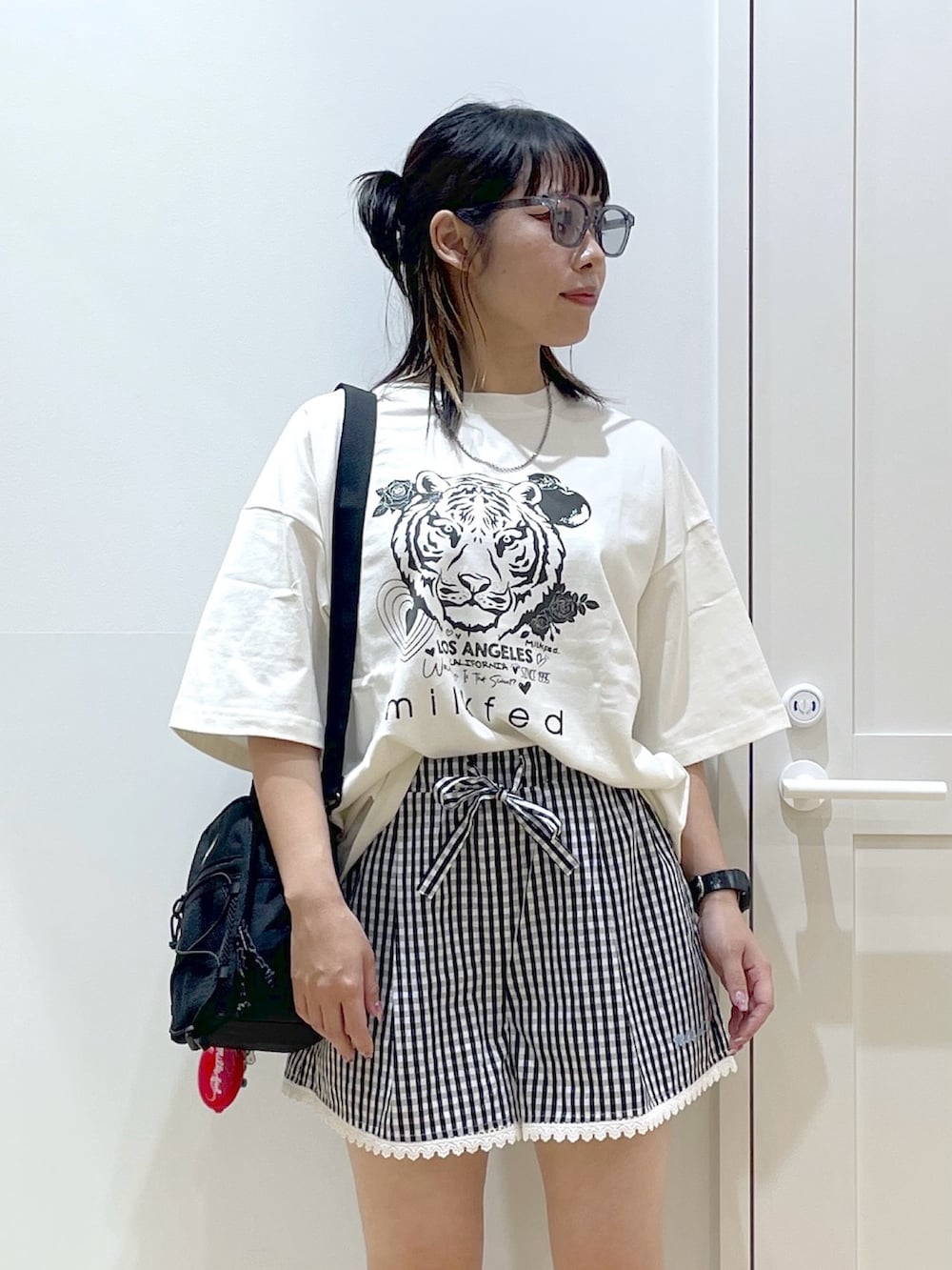 ブラック系のその他パンツ、ホワイト系のTシャツ/カットソー、ブラック系のサンダルを着用したレディースの夏コーディネートの4枚目の写真