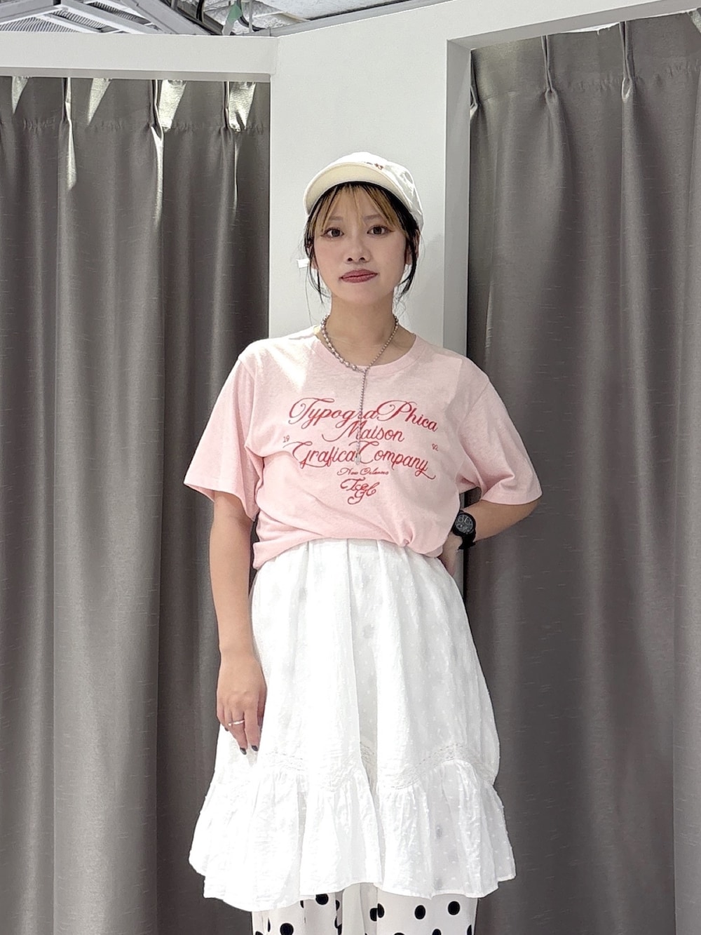 ホワイト系のその他パンツ、ピンク系のTシャツ/カットソー、ホワイト系のワンピースを着用したレディースの夏コーディネートの3枚目の写真