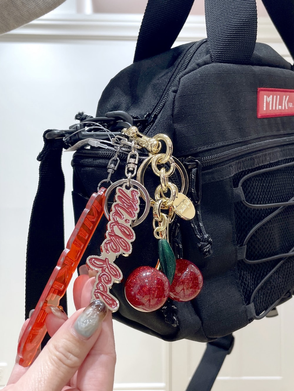 ホワイト系のTシャツ/カットソー、ベージュ系のパーカー、ブラック系のデニムスカートを着用したレディースの冬コーディネートの10枚目の写真