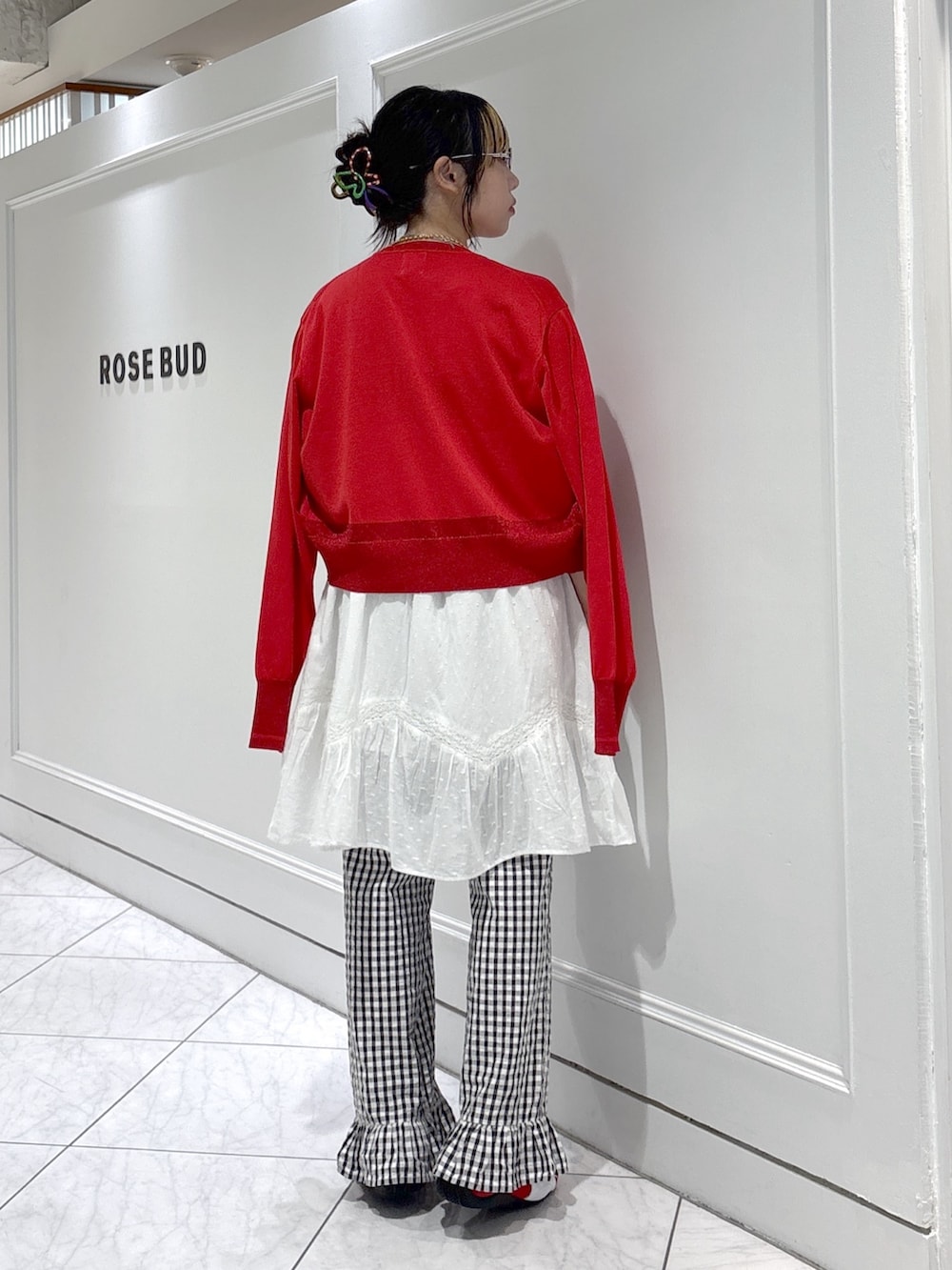 レッド系のニット/セーター、ブラック系のその他パンツ、ホワイト系のワンピースを着用したレディースの夏コーディネートの4枚目の写真