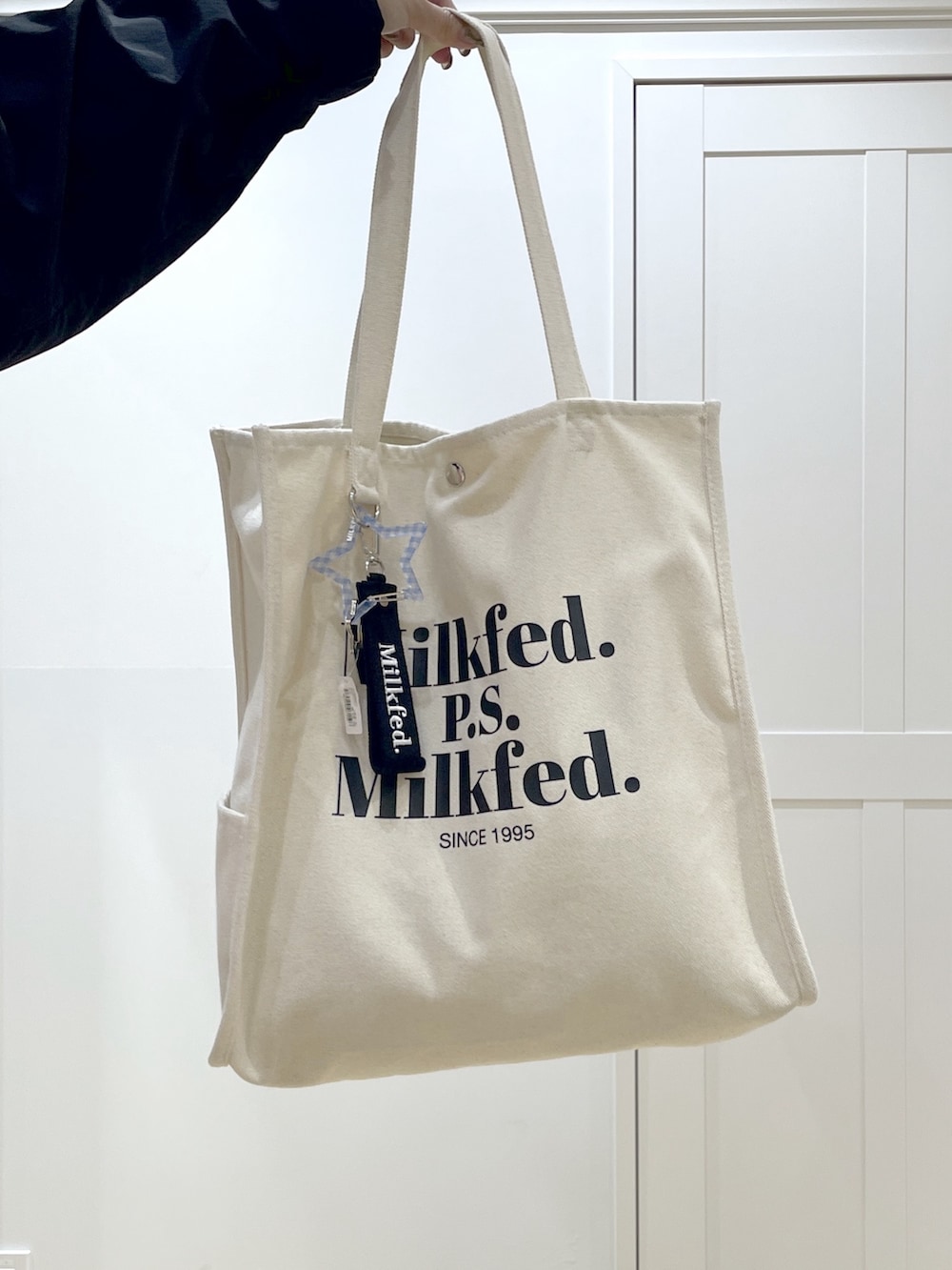 ブラック系のスカート、ホワイト系のTシャツ/カットソー、ピンク系のマウンテンパーカーを着用したレディースの秋コーディネートの7枚目の写真