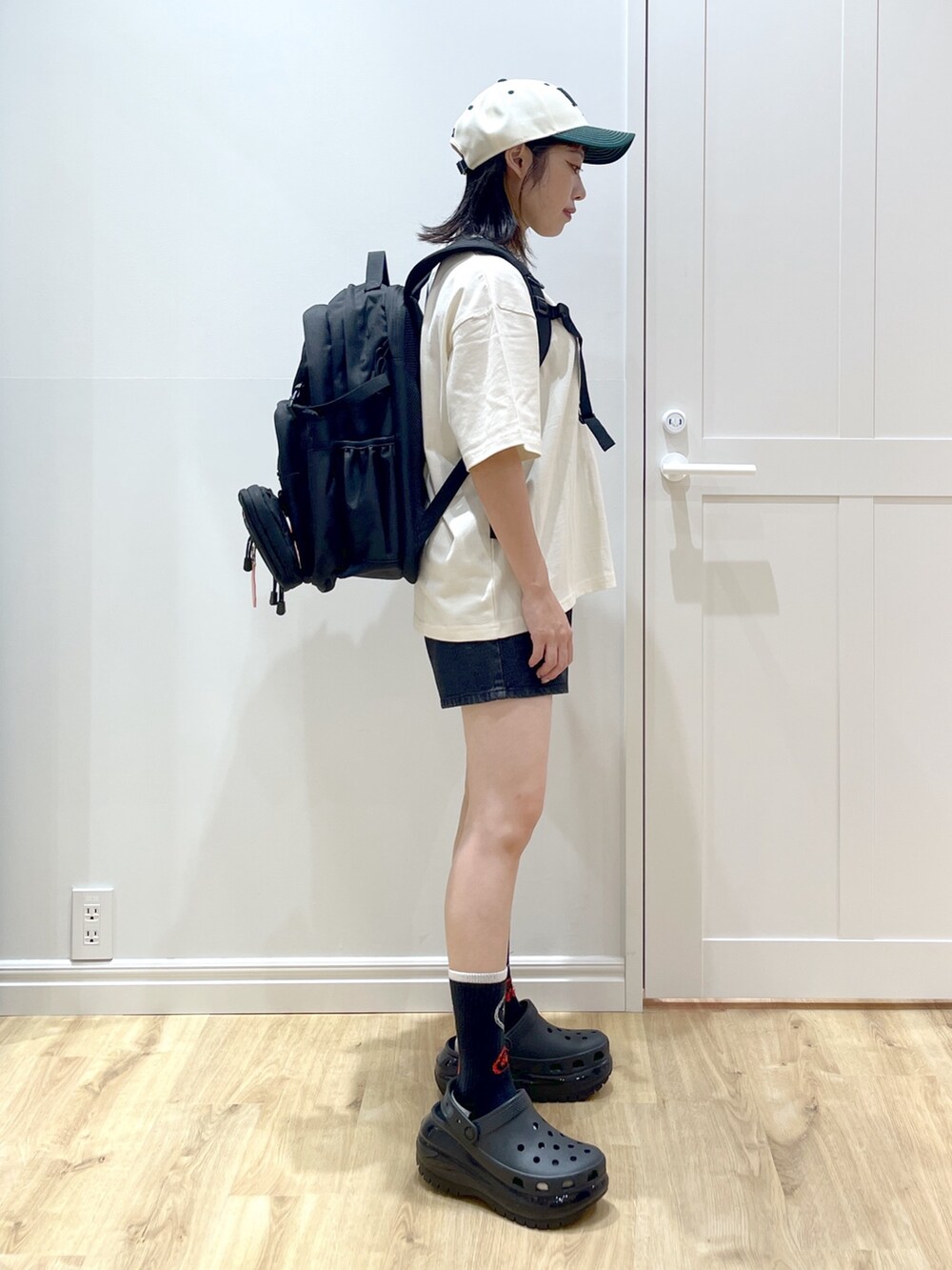 グリーン系のショルダーバッグ、ブラック系のサンダル、ピンク系のバックパック/リュックを着用したレディースの夏コーディネートの2枚目の写真