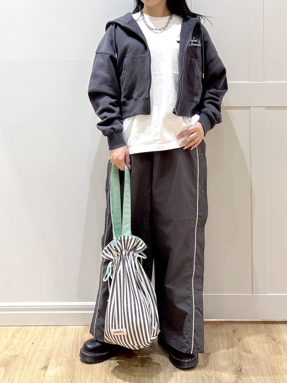 グレー系のその他パンツ、グレー系のパーカー、ホワイト系のTシャツ/カットソーを着用したレディースの冬コーディネートの4枚目の写真