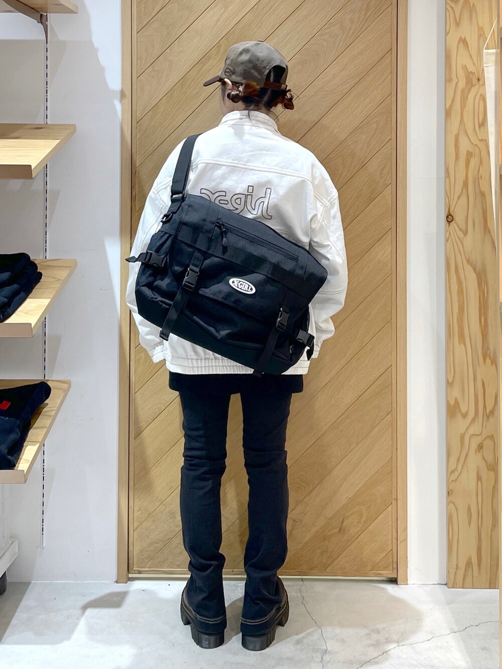 ブラック系のショルダーバッグ、ブラック系のTシャツ/カットソー、ブラック系のその他パンツを着用したレディースの冬コーディネートの2枚目の写真