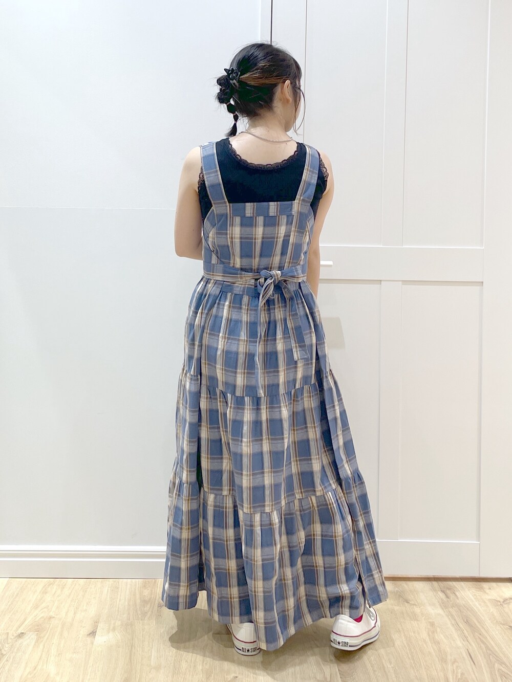 「大人カジュアル、最近のいい感じコーデ、スニーカー、カーディガン、お出かけコーデ、ショルダーバッグ、ニット帽、トートバッグ、春夏コーデ、ワンピース、レイヤードスタイル、休日スタイル、大人かわいい、春ファッション、お洒落さんとつながりたい」｜「MILKFED.のAPRON TIERED DRESS（ワンピース、ブルー系）」を使った、SAKI 🍣さん（骨格ストレート・レディース・151cm）の春コーディネートの3枚目の写真