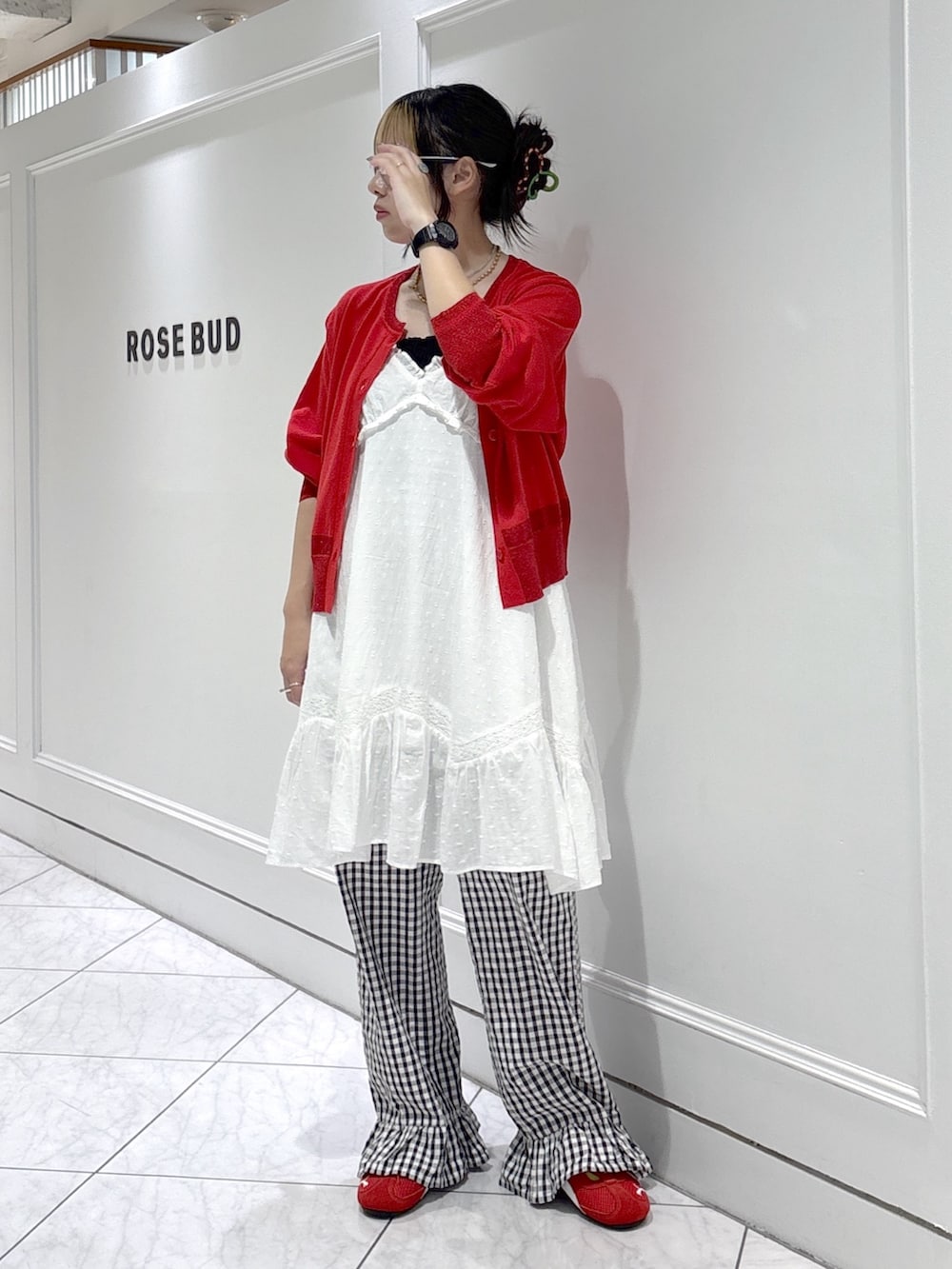 レッド系のニット/セーター、ブラック系のその他パンツ、ホワイト系のワンピースを着用したレディースの夏コーディネートの7枚目の写真