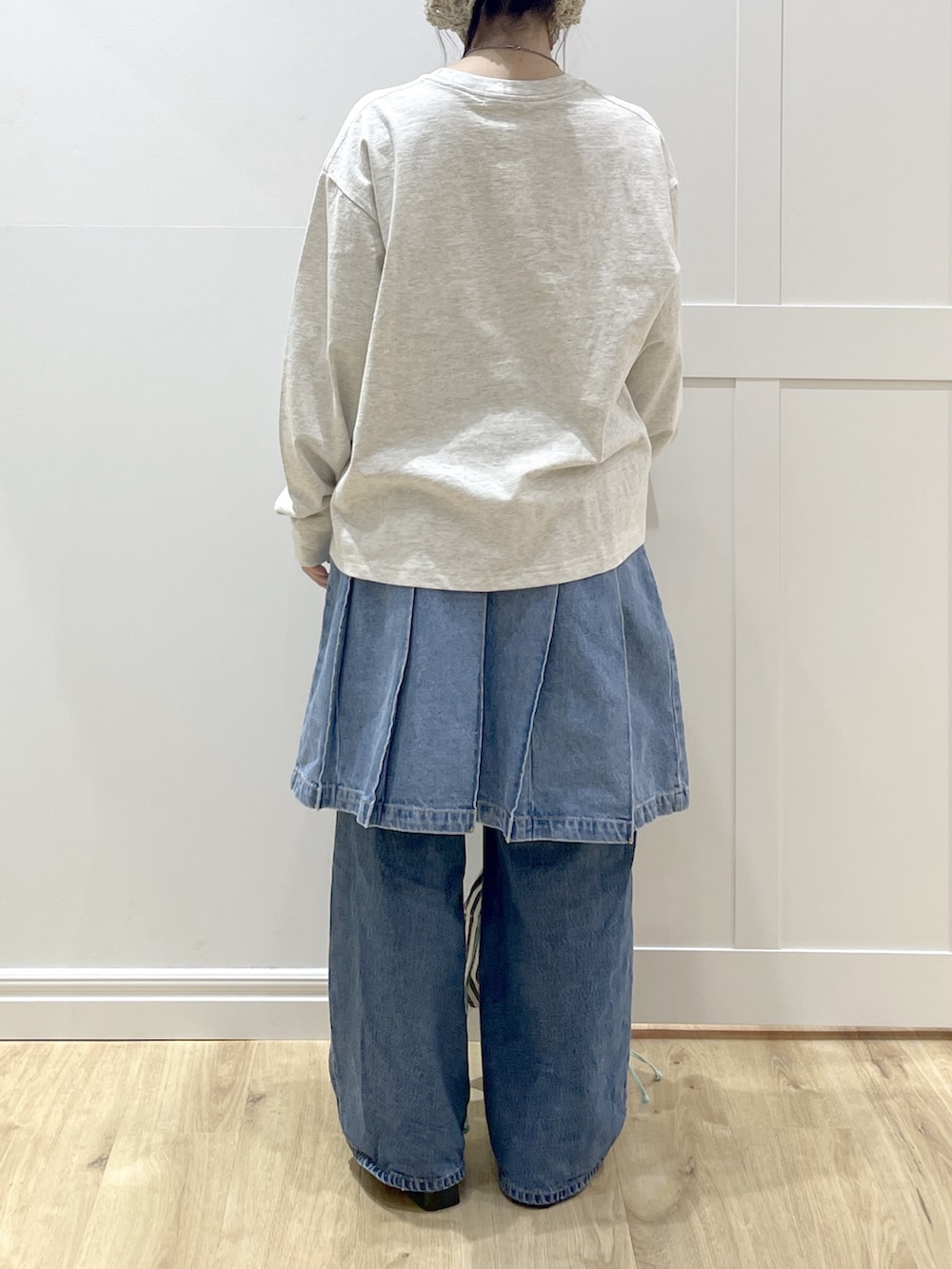 ホワイト系のダウンジャケット/コート、ベージュ系のTシャツ/カットソー、ブルー系のデニムパンツを着用したレディースの冬コーディネートの5枚目の写真