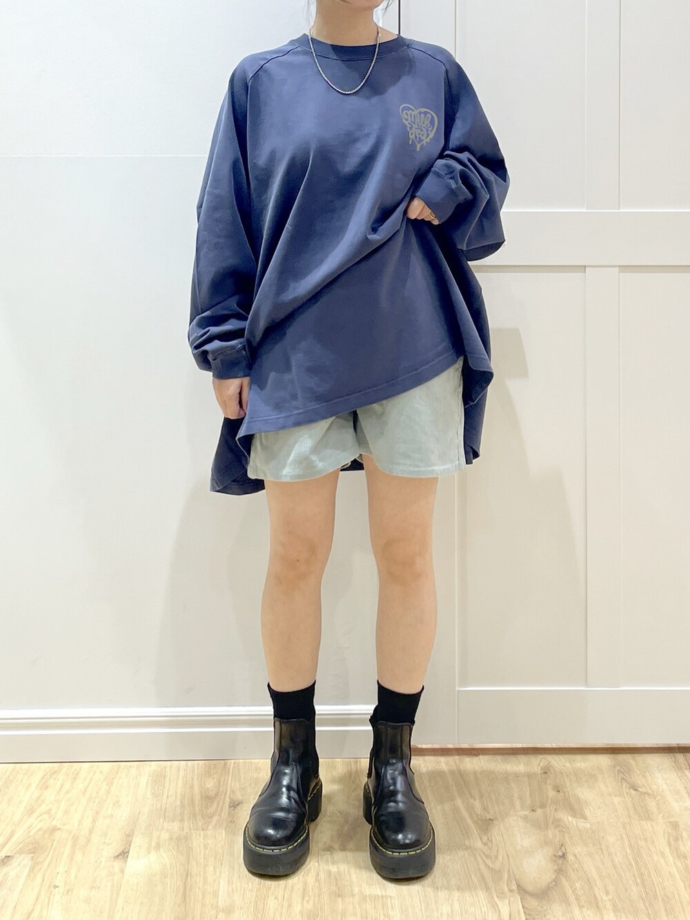 ブルー系のその他パンツ、ブルー系のTシャツ/カットソー、ブラック系のブーツを着用したレディースの冬コーディネートの6枚目の写真