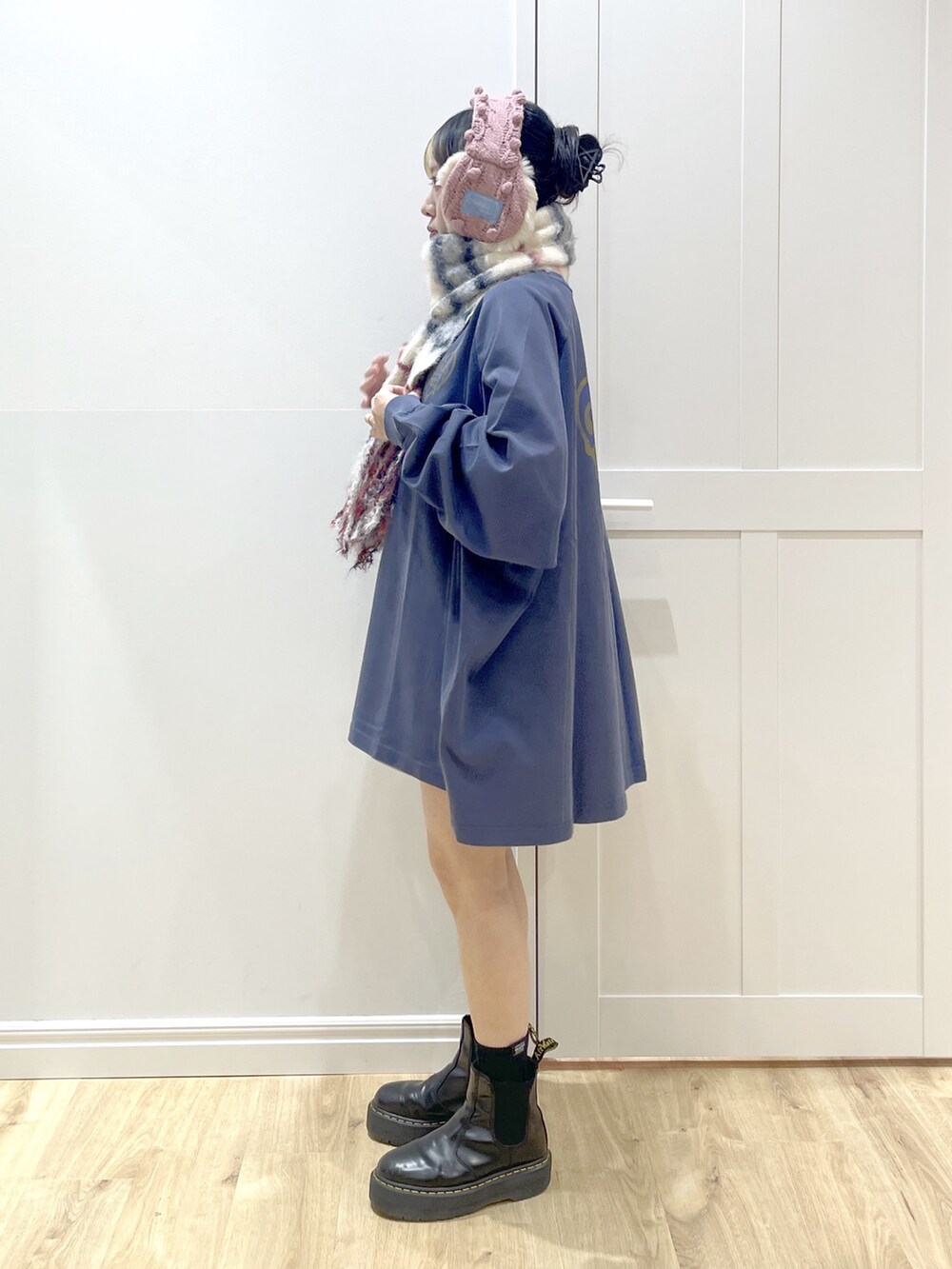 ブルー系のその他パンツ、ブルー系のTシャツ/カットソー、ブラック系のブーツを着用したレディースの冬コーディネートの4枚目の写真