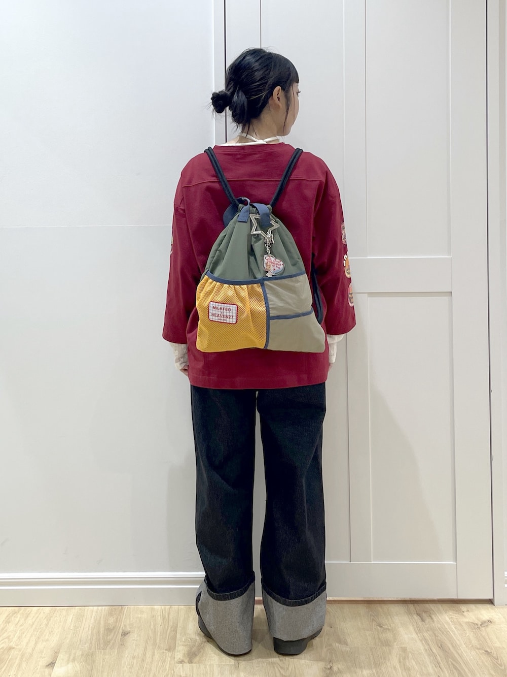 ブルー系のデニムパンツ、レッド系のTシャツ/カットソー、ホワイト系のTシャツ/カットソーを着用したレディースの秋コーディネートの4枚目の写真