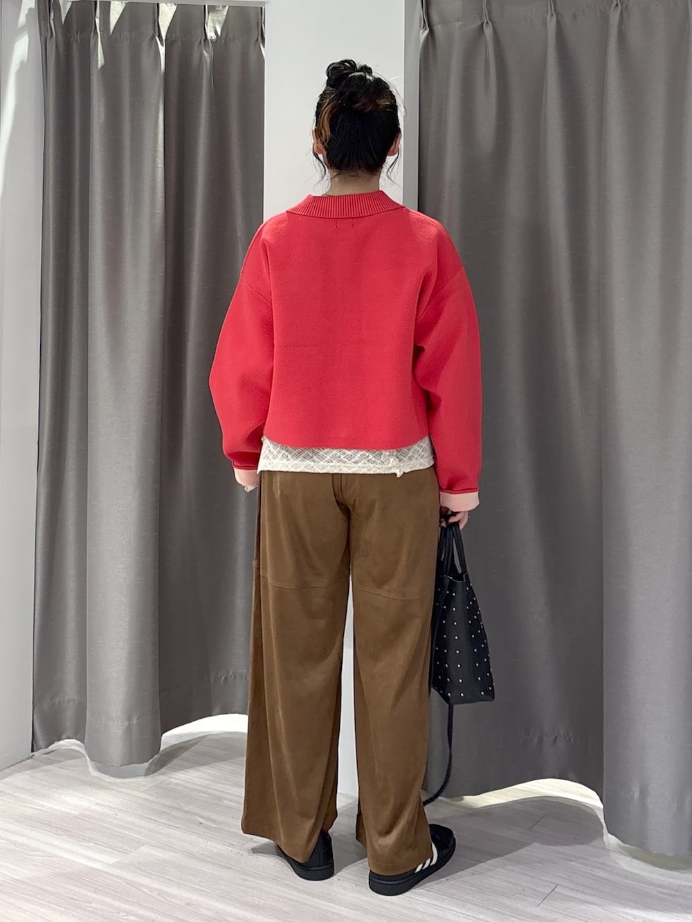 ホワイト系のTシャツ/カットソー、レッド系のカーディガン/ボレロ、ブラウン系のその他パンツを着用したレディースの秋コーディネートの3枚目の写真