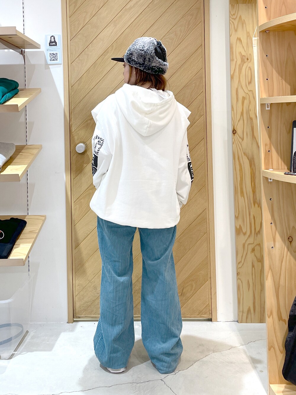 ブルー系のその他パンツ、ホワイト系のベスト、ホワイト系のTシャツ/カットソーを着用したレディースの秋コーディネートの3枚目の写真