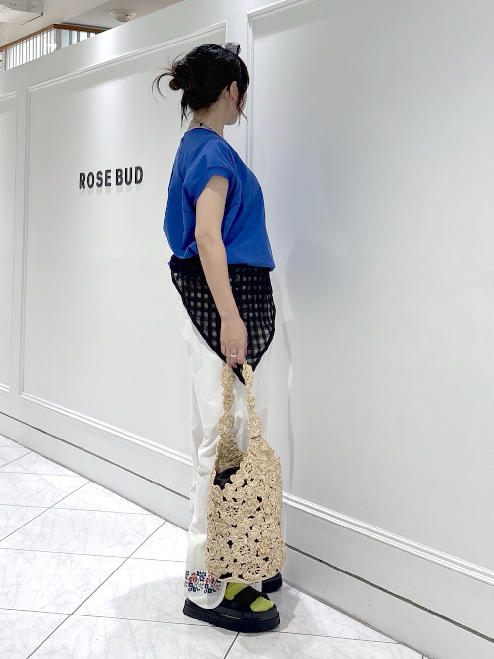 ブラック系のサンダル、ホワイト系のその他パンツ、ブルー系のスウェットを着用したレディースの夏コーディネートの2枚目の写真