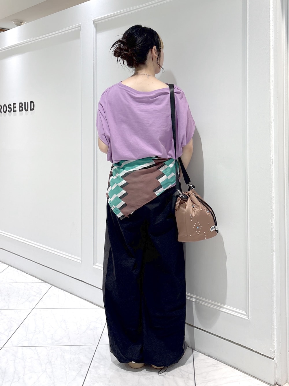 ブラック系のその他パンツ、シルバー系のスニーカー、パープル系のTシャツ/カットソーを着用したレディースの春コーディネートの3枚目の写真