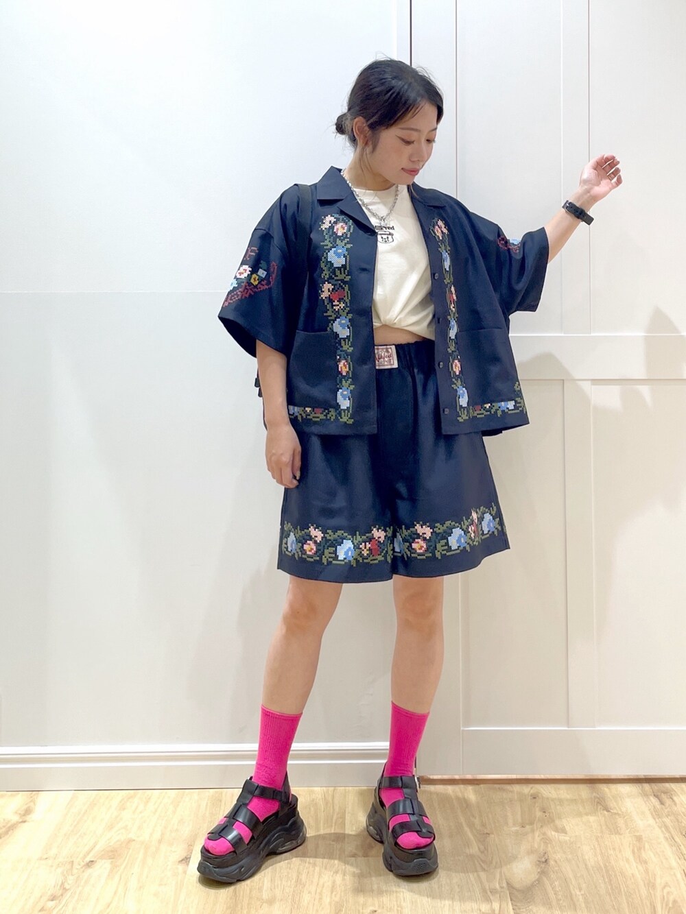 ブラック系のサンダル、ブルー系のその他パンツ、パープル系のショルダーバッグを着用したレディースの夏コーディネートの4枚目の写真