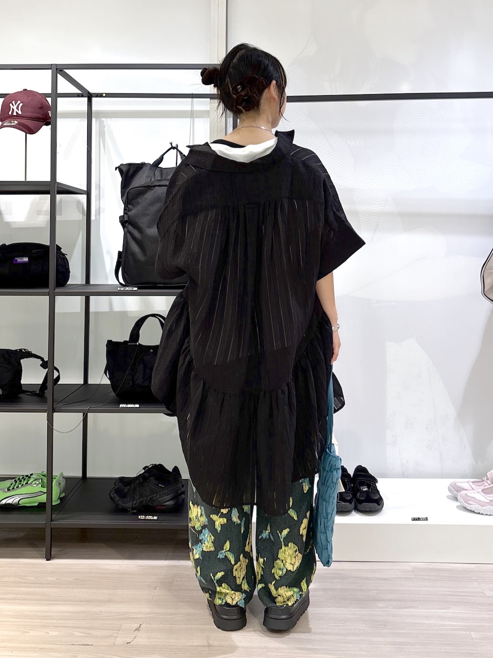 ホワイト系のTシャツ/カットソー、グリーン系のその他パンツ、ブラック系のサンダルを着用したレディースの春コーディネートの3枚目の写真