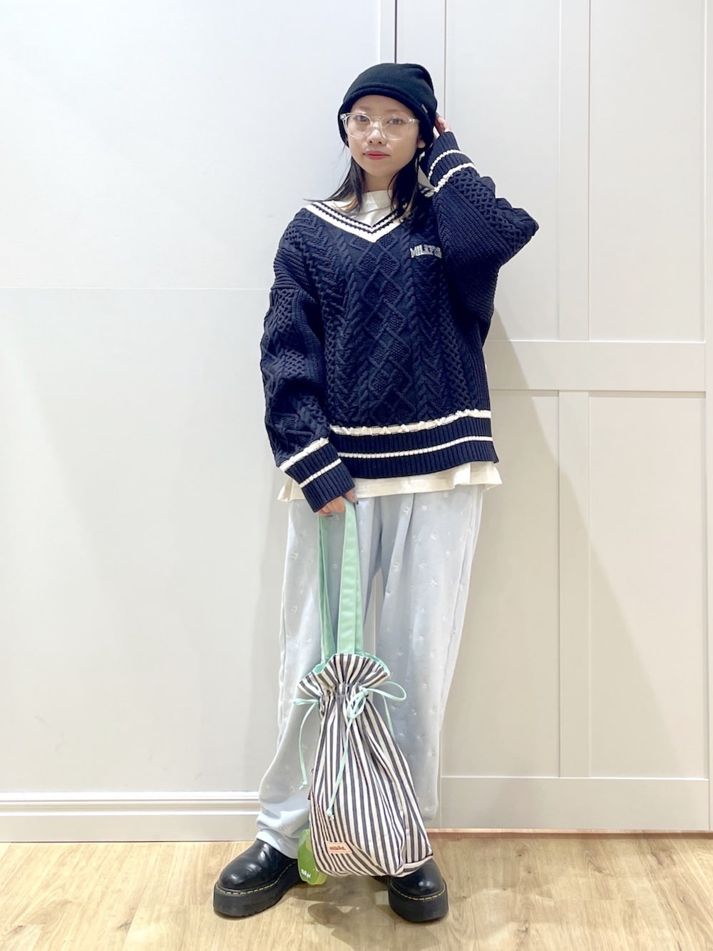 ブルー系のニット/セーター、ホワイト系のTシャツ/カットソー、ブルー系のスウェットパンツを着用したレディースの冬コーディネートの2枚目の写真